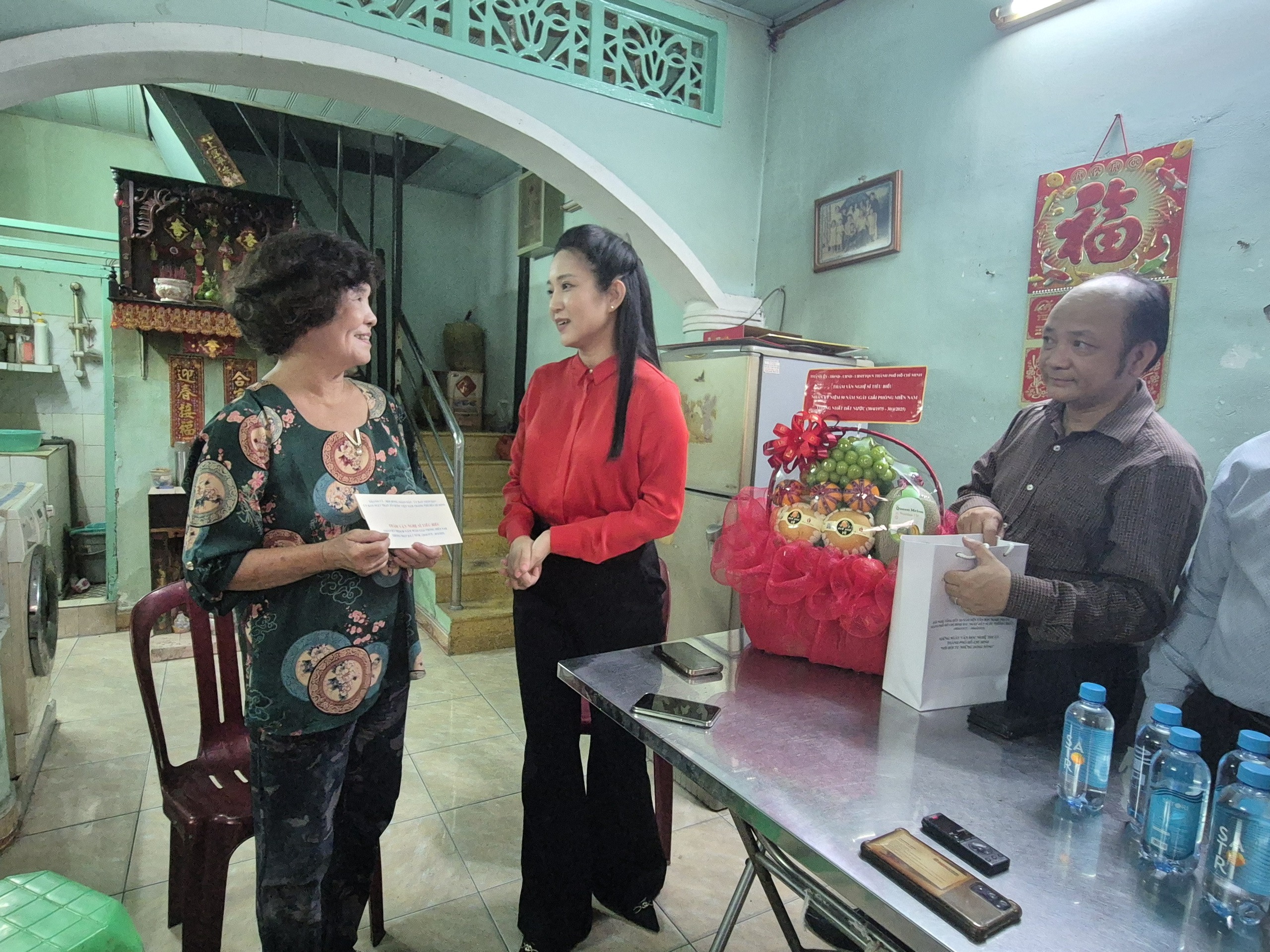 L&atilde;nh đạo TP HCM thăm v&agrave; tri &acirc;n 3 văn nghệ sĩ - Ảnh 2.