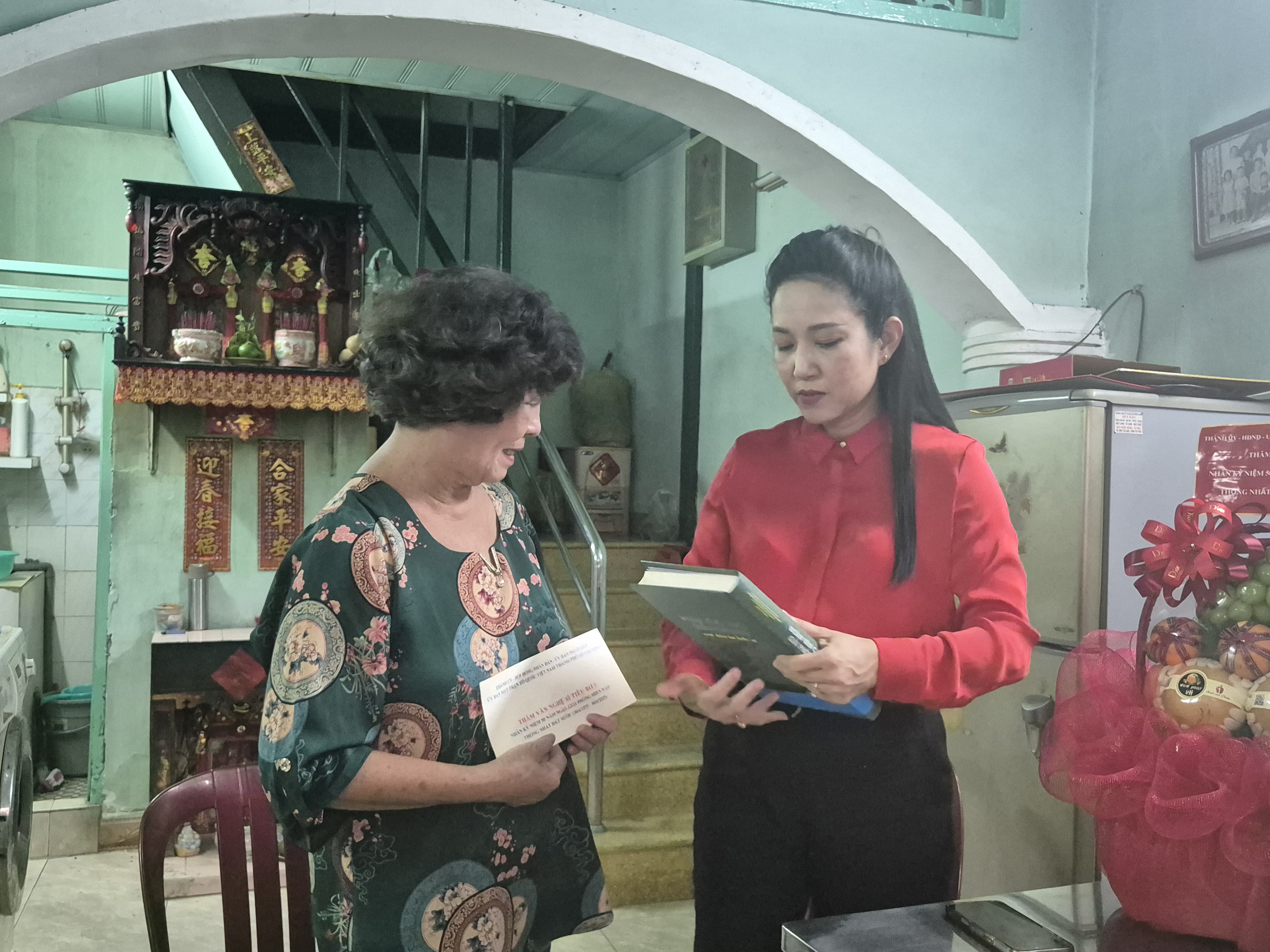 L&atilde;nh đạo TP HCM thăm v&agrave; tri &acirc;n 3 văn nghệ sĩ - Ảnh 3.