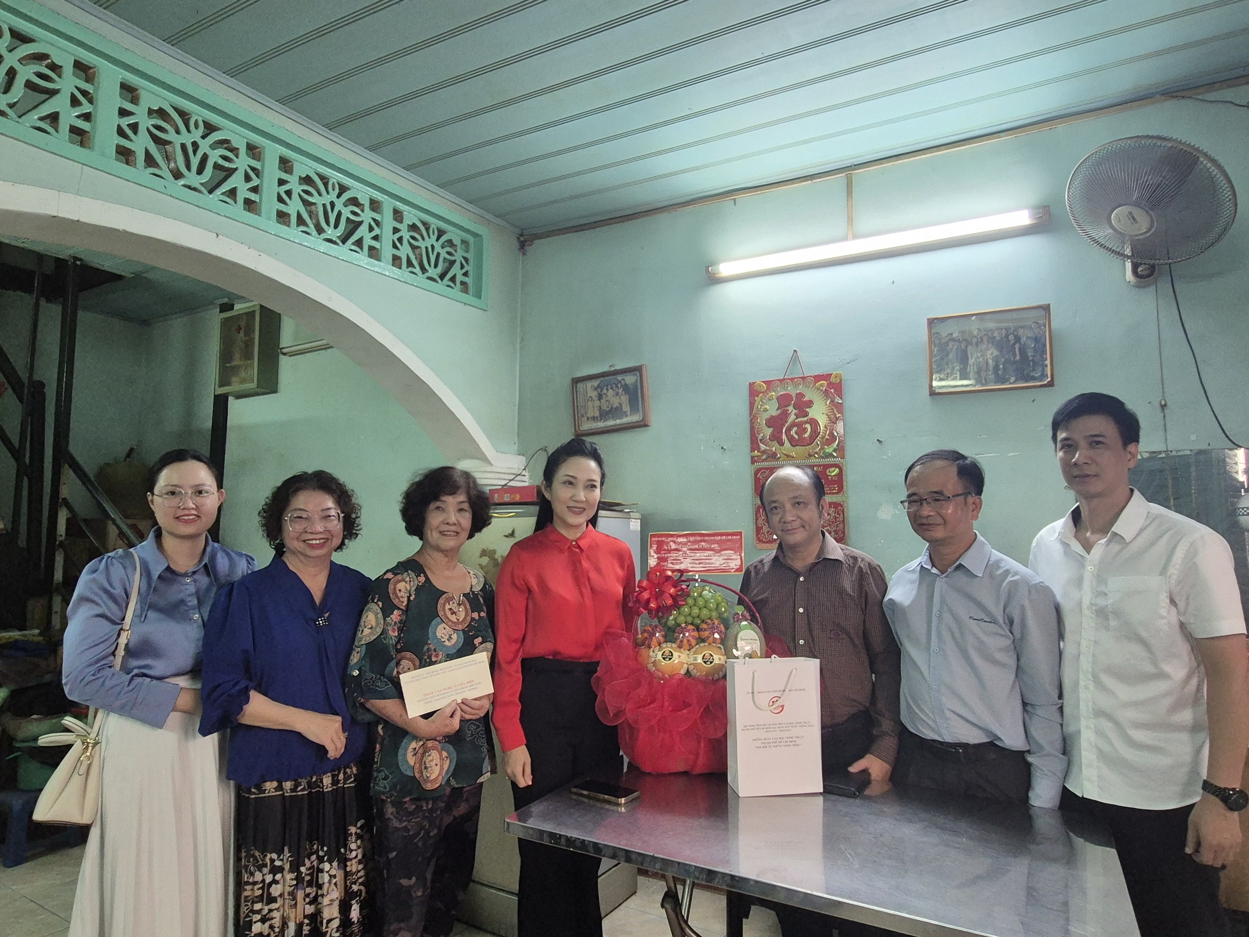 L&atilde;nh đạo TP HCM thăm v&agrave; tri &acirc;n 3 văn nghệ sĩ - Ảnh 4.