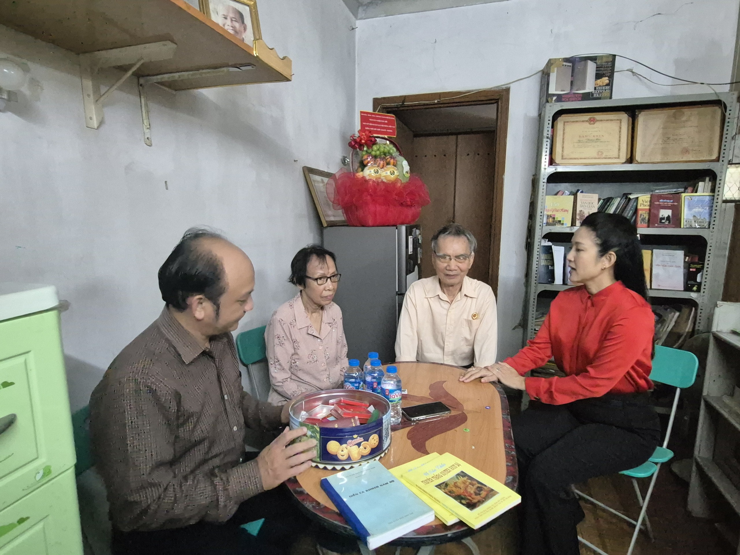 L&atilde;nh đạo TP HCM thăm v&agrave; tri &acirc;n 3 văn nghệ sĩ - Ảnh 7.