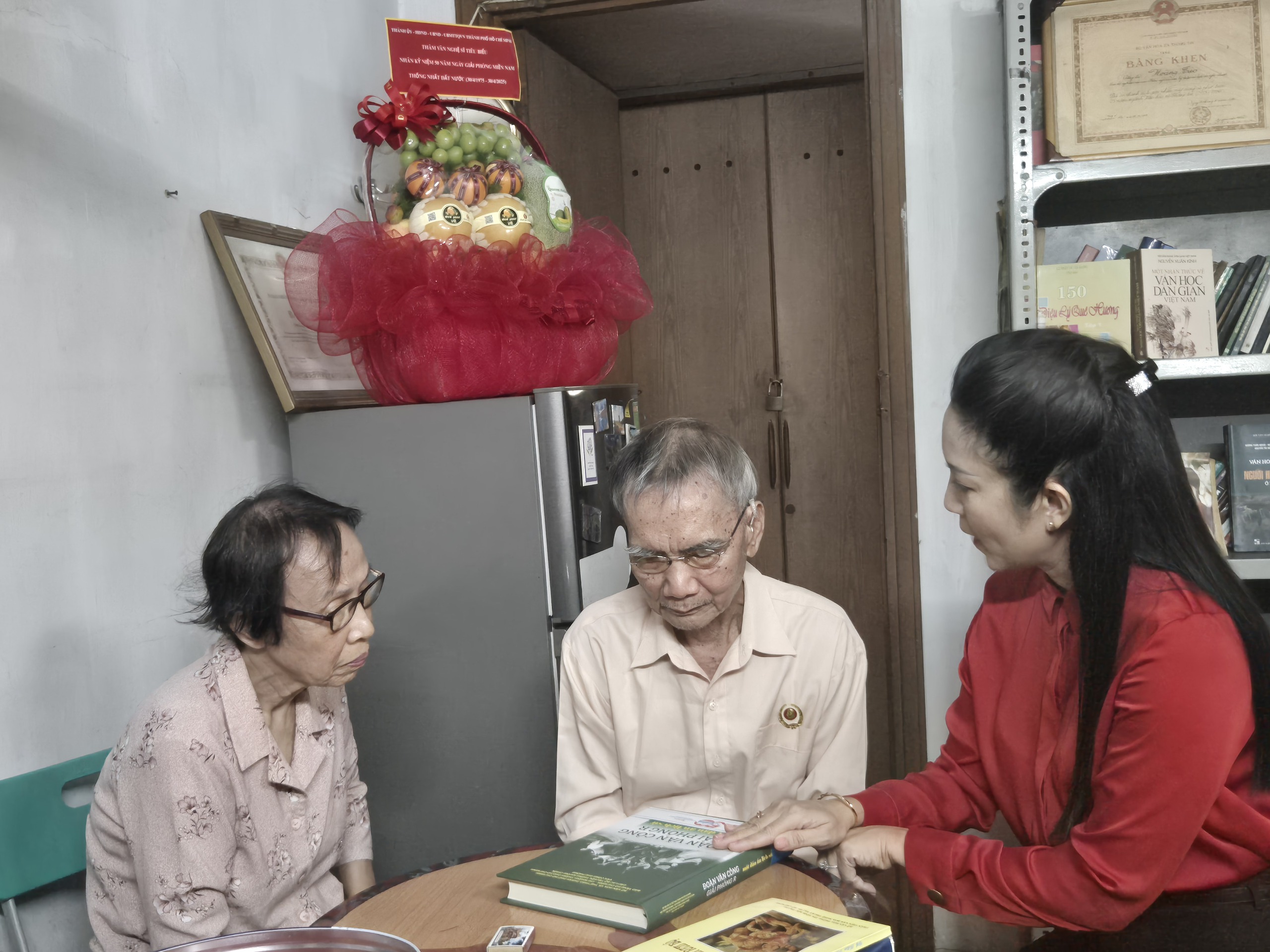 L&atilde;nh đạo TP HCM thăm v&agrave; tri &acirc;n 3 văn nghệ sĩ - Ảnh 6.