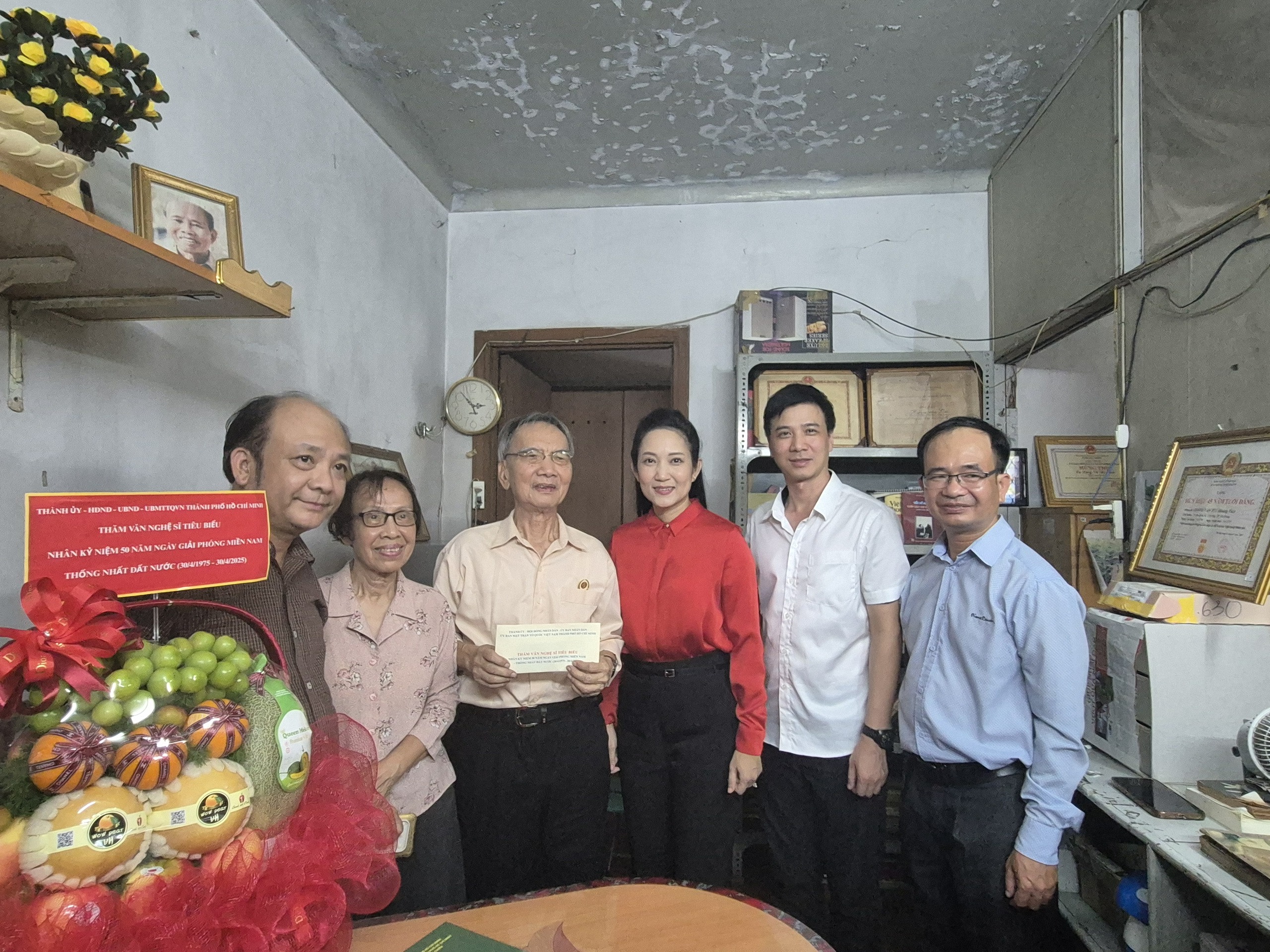 L&atilde;nh đạo TP HCM thăm v&agrave; tri &acirc;n 3 văn nghệ sĩ - Ảnh 8.