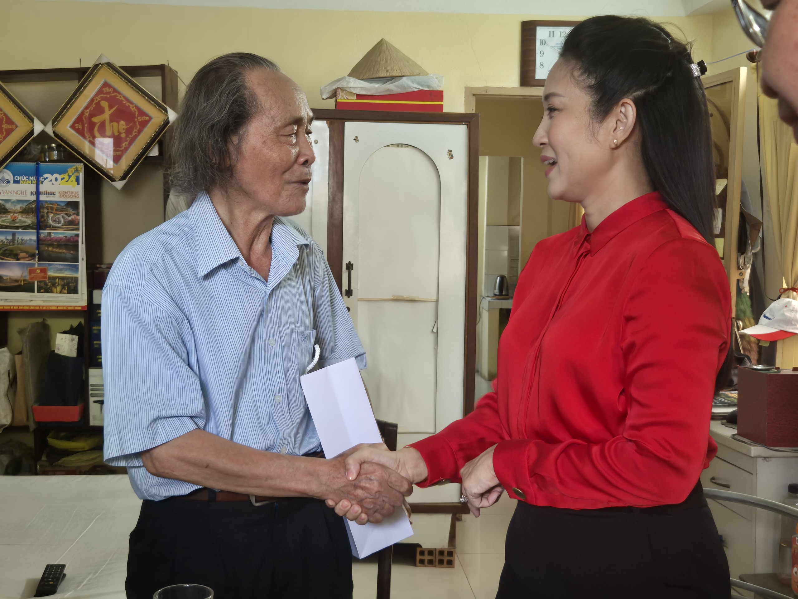L&atilde;nh đạo TP HCM thăm v&agrave; tri &acirc;n 3 văn nghệ sĩ - Ảnh 10.