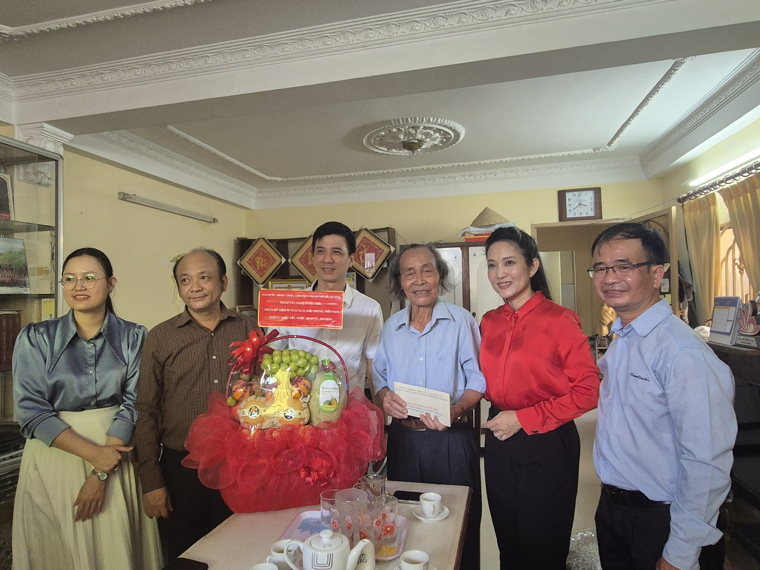 L&atilde;nh đạo TP HCM thăm v&agrave; tri &acirc;n 3 văn nghệ sĩ - Ảnh 11.