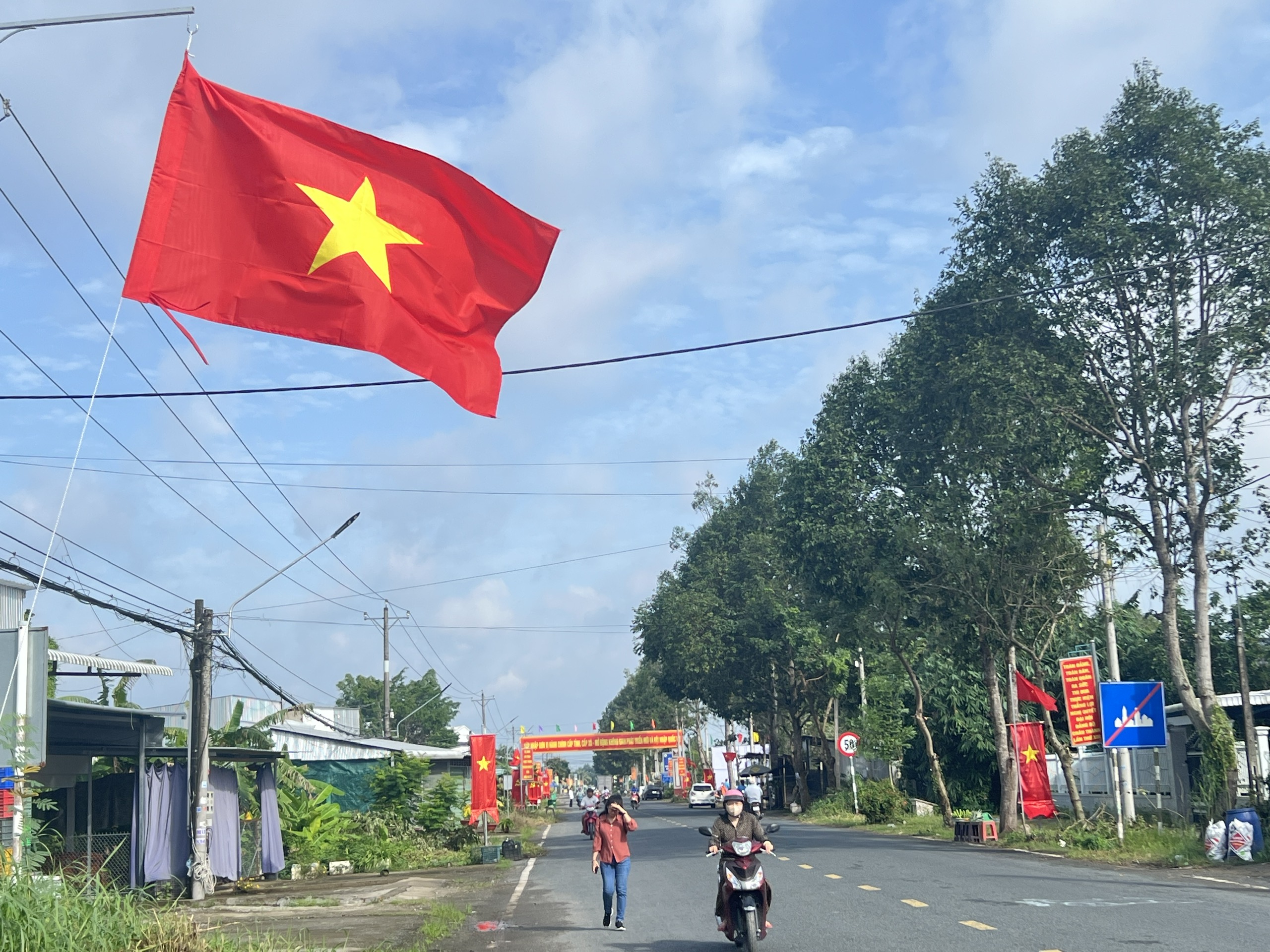 CLIP: Khánh thành tuyến "Đường cờ Tổ quốc" dài 8 km ở Cần Thơ- Ảnh 4.