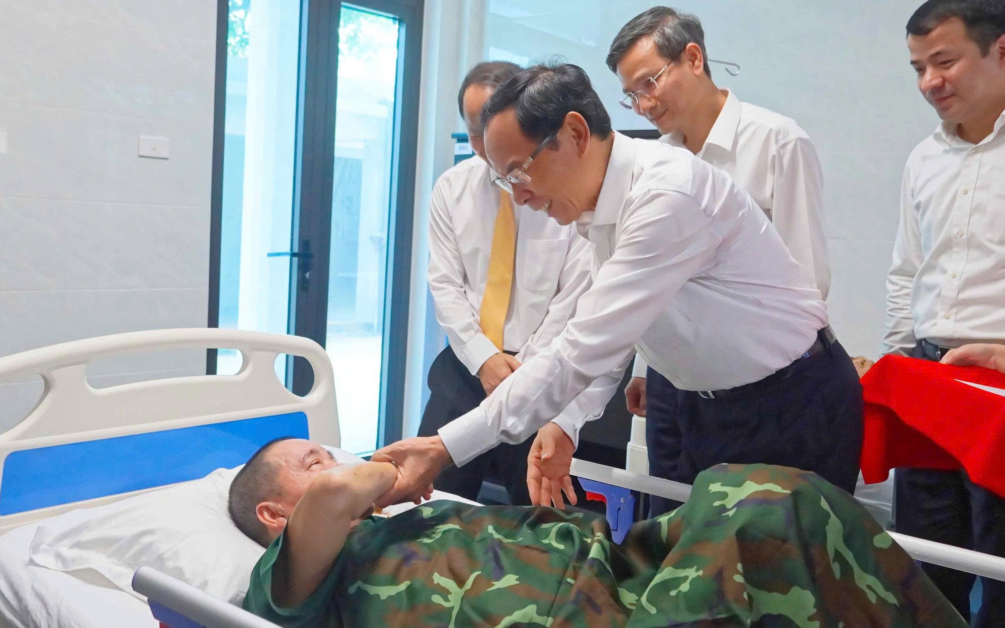 Phó Bí thư Thành ủy TP HCM Đặng Minh Thông thăm các gia đình chính sách tiêu biểu- Ảnh 1.