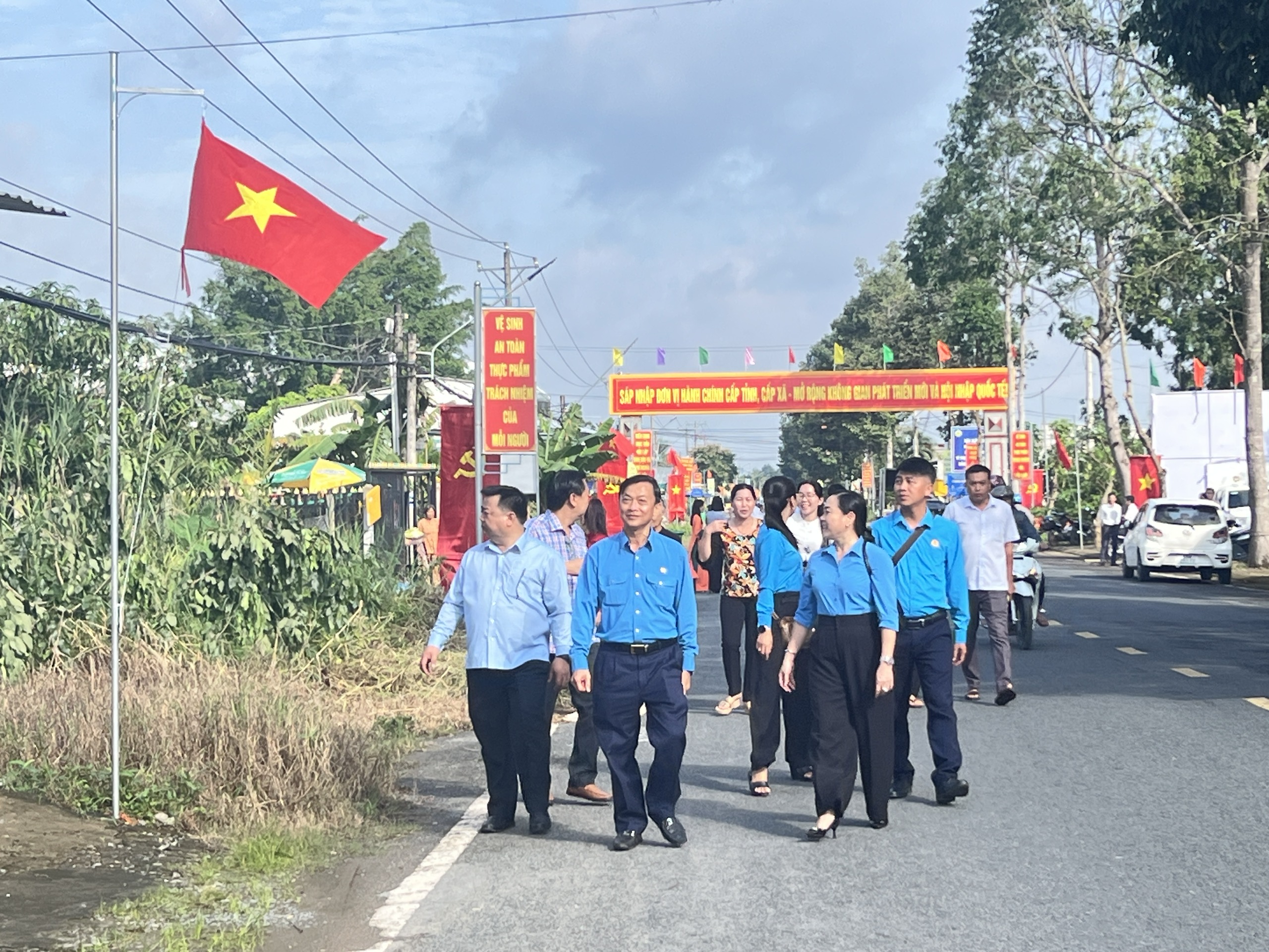 CLIP: Khánh thành tuyến "Đường cờ Tổ quốc" dài 8 km ở Cần Thơ- Ảnh 2.