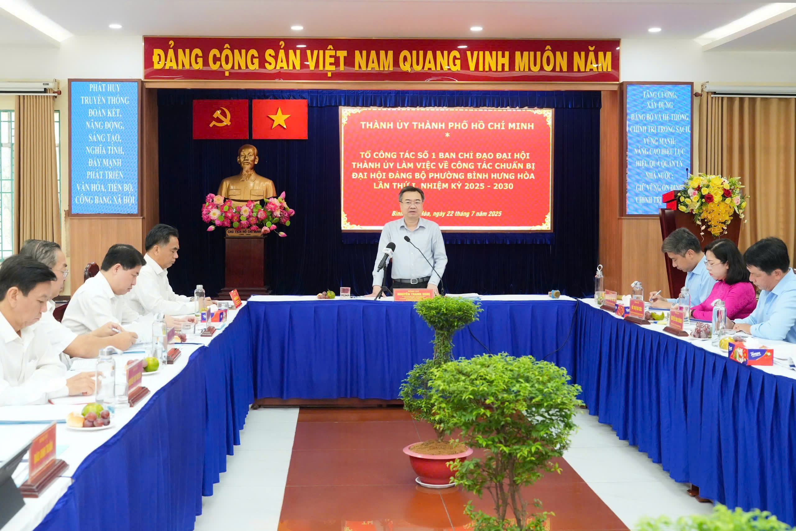 Ho&agrave;n thiện văn kiện Đại hội Đảng đ&uacute;ng định hướng mới của Trung ương- Ảnh 1.