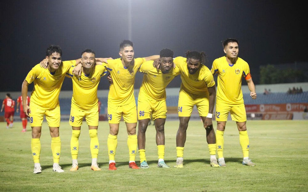  V-League 2025-2026: Bóng đá miền Trung lao đao