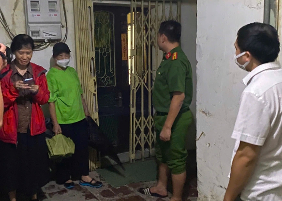 Di dời nhiều hộ dân tại chung cư cũ để tránh trú bão Wipha - Ảnh 1.