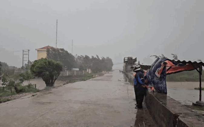 VIDEO: Nước lũ cuồn cuộn cuốn trôi cầu, nhà dân- Ảnh 1.
