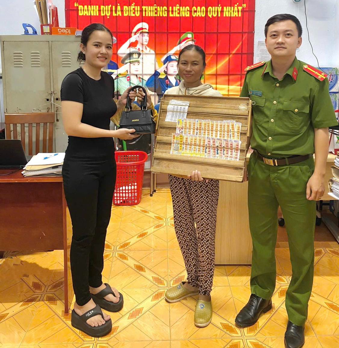 C&acirc;u chuyện đẹp của người phụ nữ b&aacute;n v&eacute; số tr&ecirc;n Quốc lộ 51, Đồng Nai - Ảnh 1.