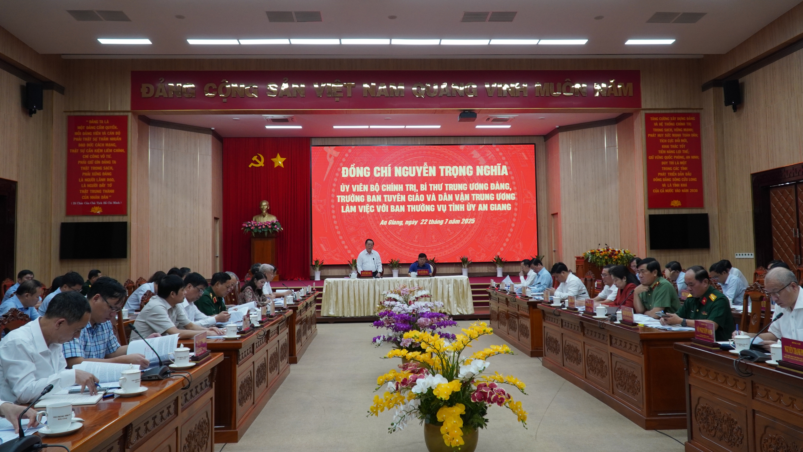 Trưởng Ban Tuy&ecirc;n gi&aacute;o v&agrave; D&acirc;n vận Trung ương l&agrave;m việc với Tỉnh ủy An Giang- Ảnh 2.