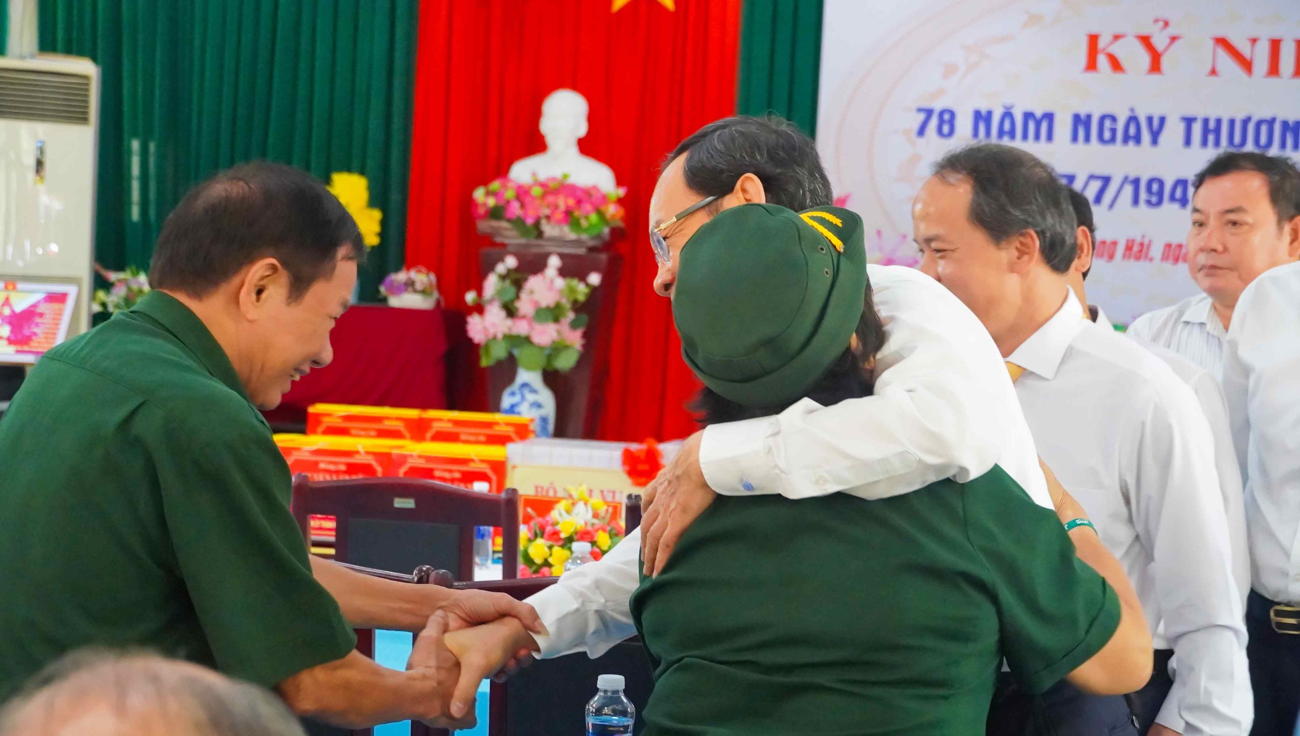 Clip: Xúc động khoảnh khắc Bí thư Thành ủy TP HCM hát cùng thương binh tại xã Long Hải- Ảnh 11.