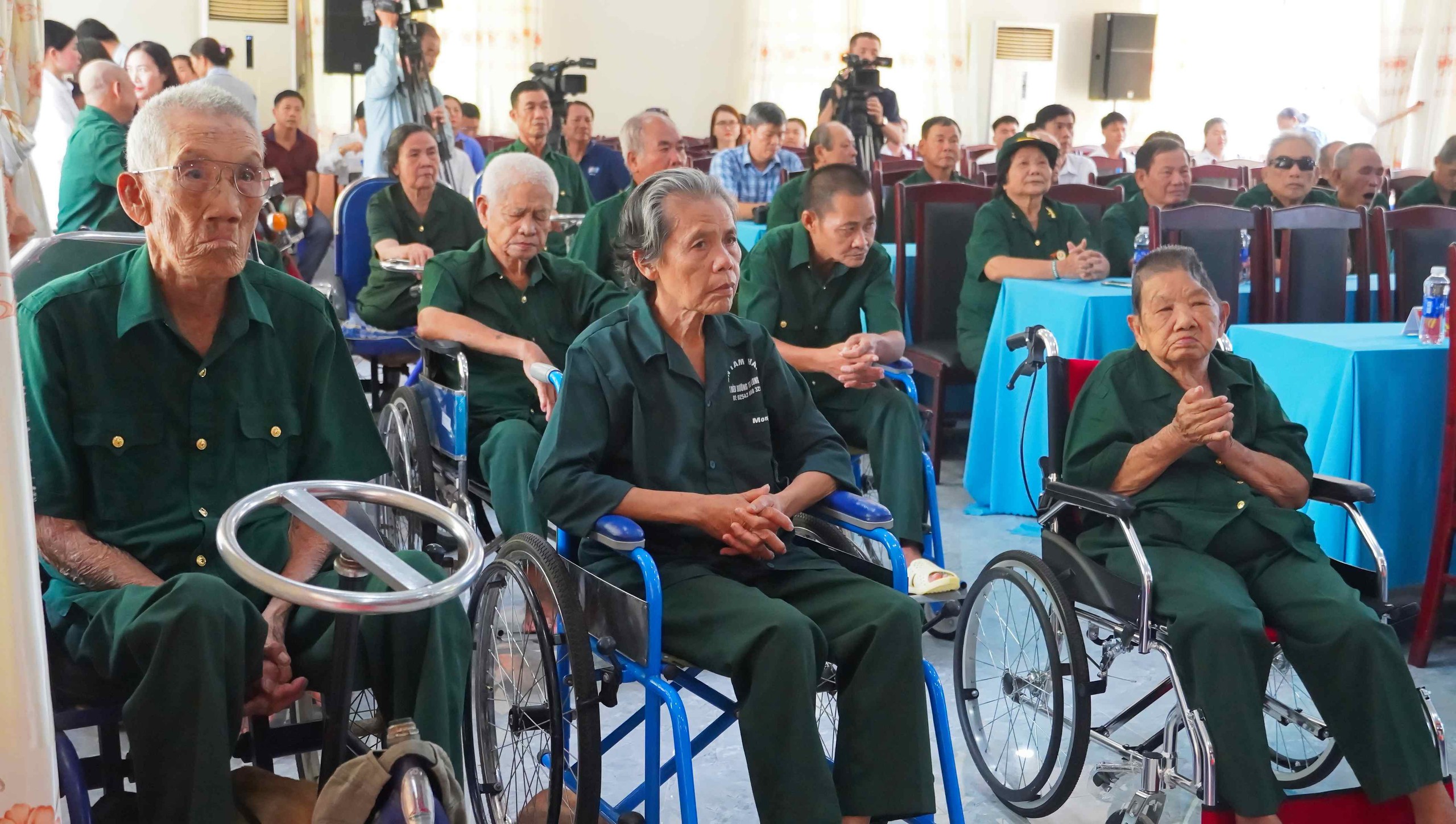 Clip: Xúc động khoảnh khắc Bí thư Thành ủy TP HCM hát cùng thương binh tại xã Long Hải- Ảnh 4.