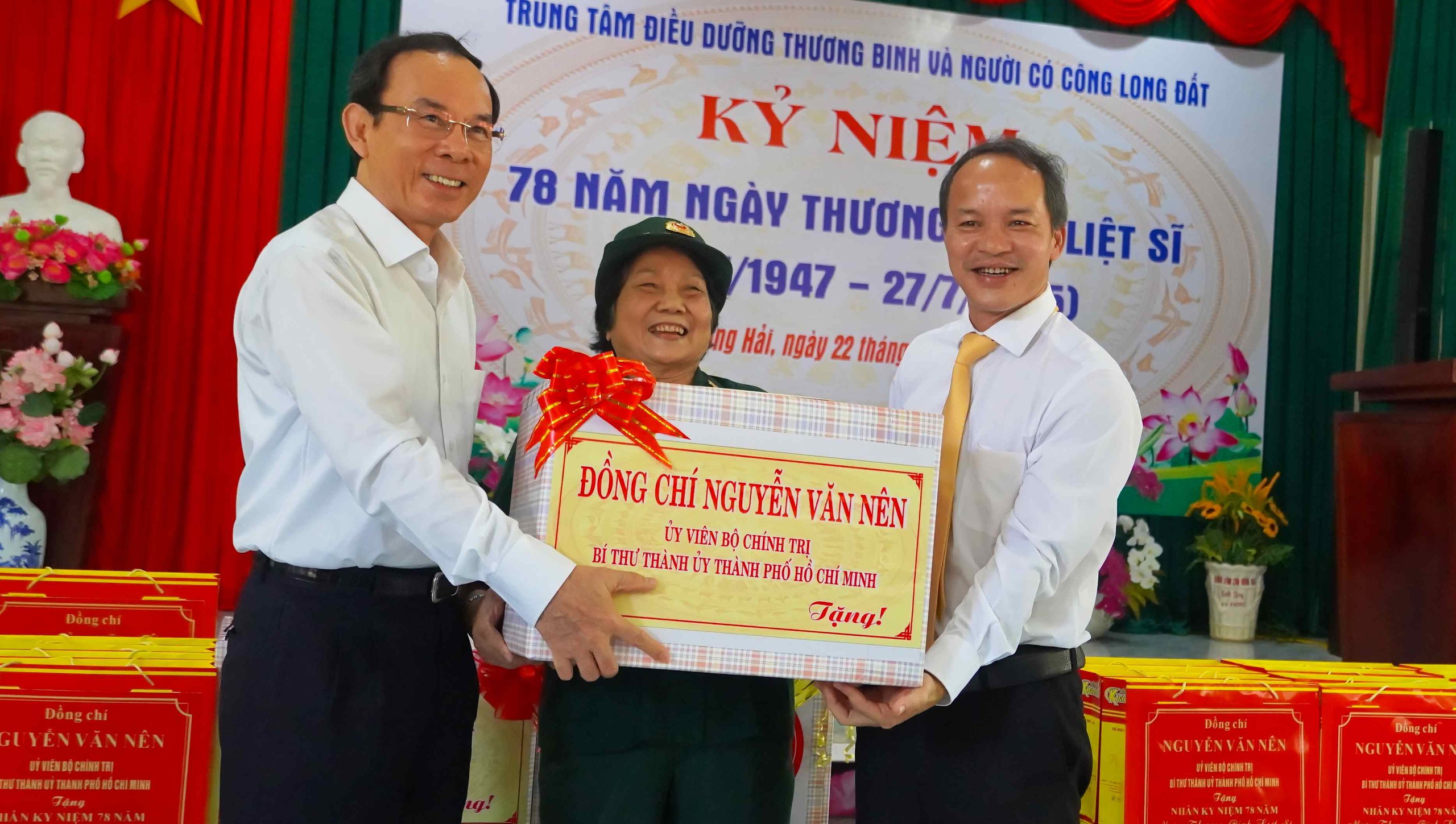 Clip: Xúc động khoảnh khắc Bí thư Thành ủy TP HCM hát cùng thương binh tại xã Long Hải- Ảnh 8.