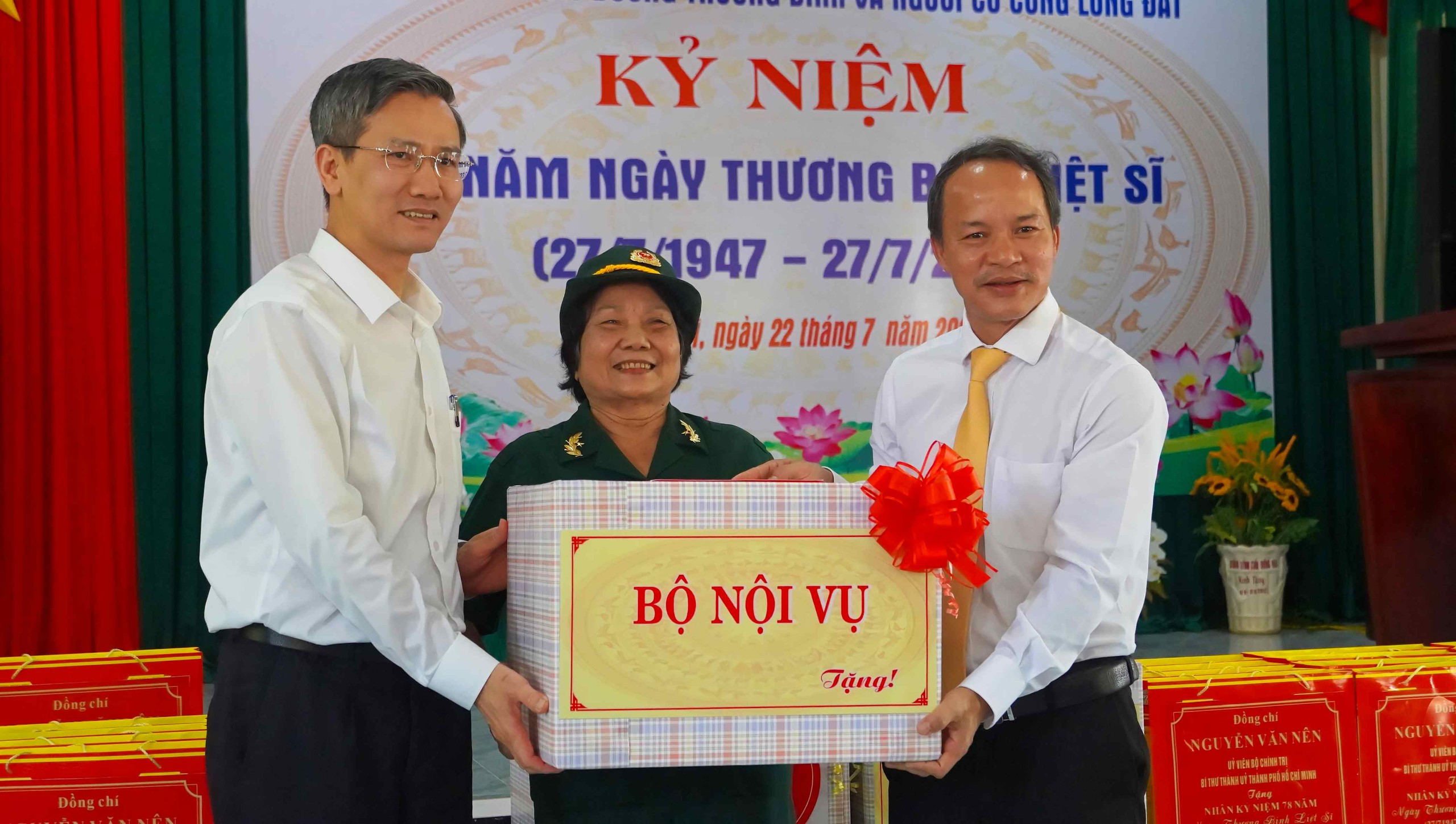 Clip: Xúc động khoảnh khắc Bí thư Thành ủy TP HCM hát cùng thương binh tại xã Long Hải- Ảnh 9.
