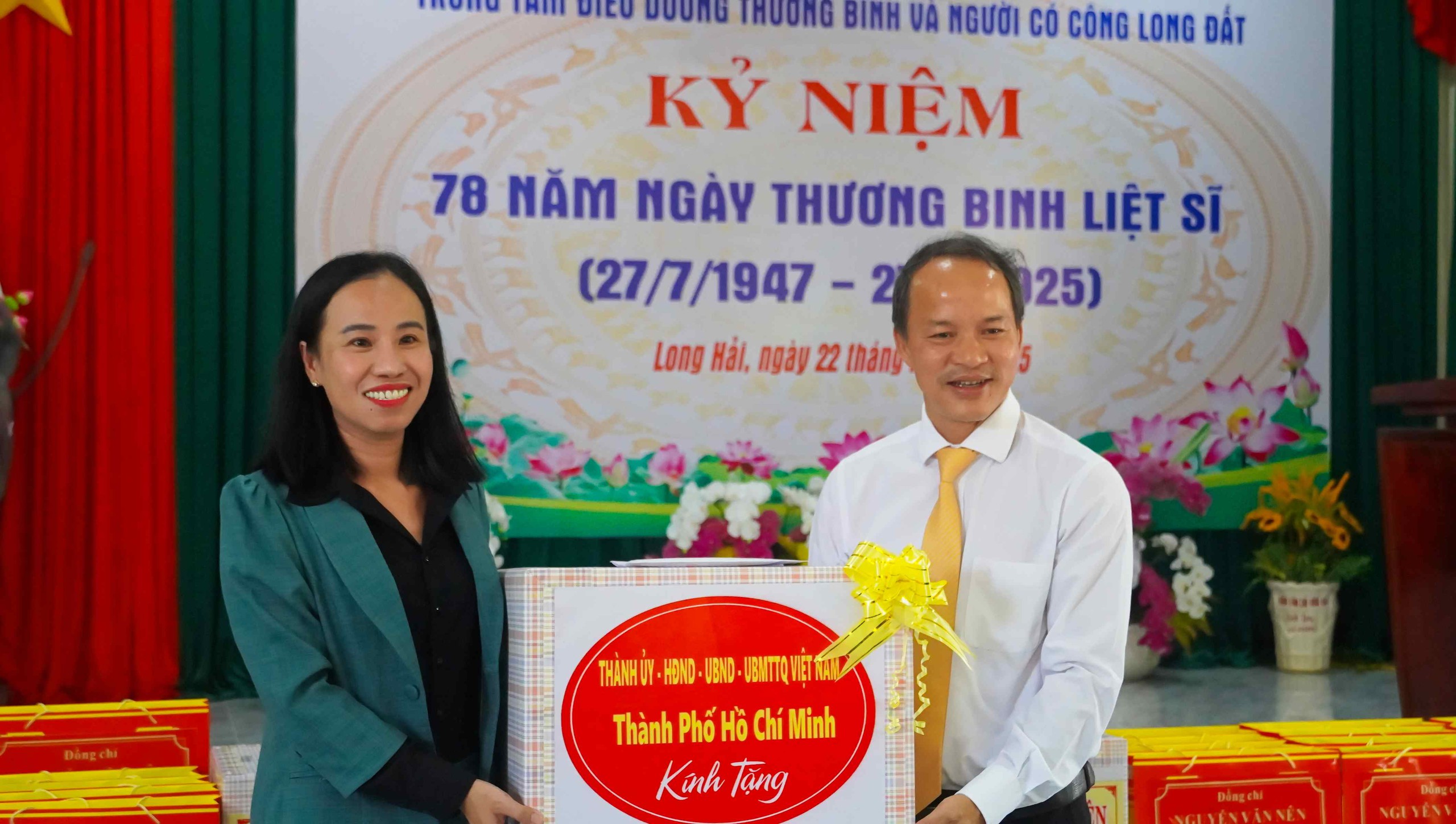 Clip: Xúc động khoảnh khắc Bí thư Thành ủy TP HCM hát cùng thương binh tại xã Long Hải- Ảnh 10.