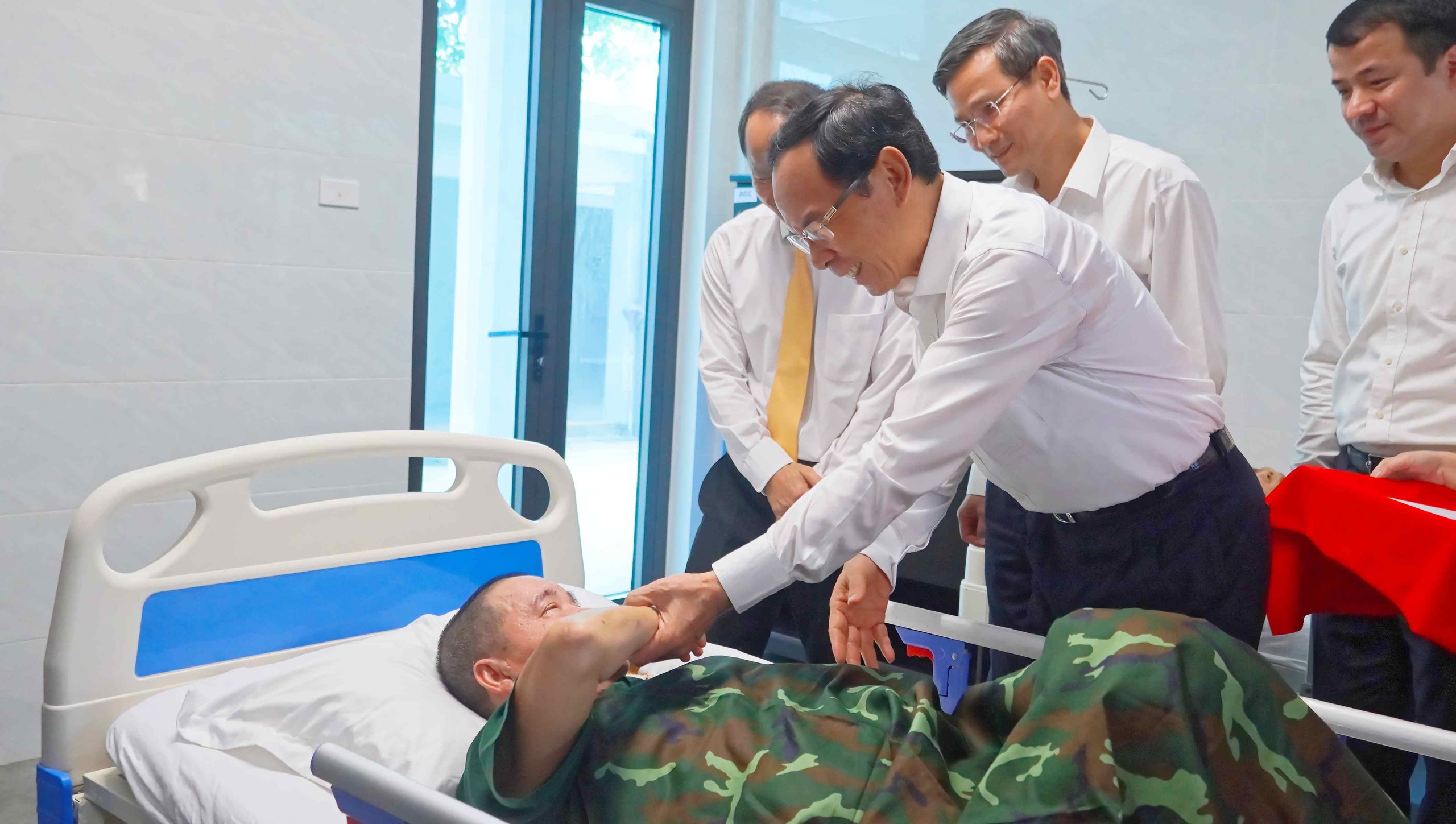 Clip: Xúc động khoảnh khắc Bí thư Thành ủy TP HCM hát cùng thương binh tại xã Long Hải- Ảnh 6.