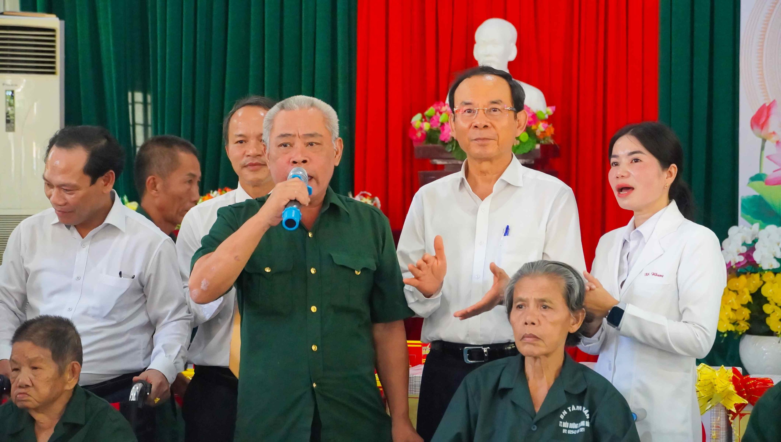 Clip: Xúc động khoảnh khắc Bí thư Thành ủy TP HCM hát cùng thương binh tại xã Long Hải- Ảnh 3.