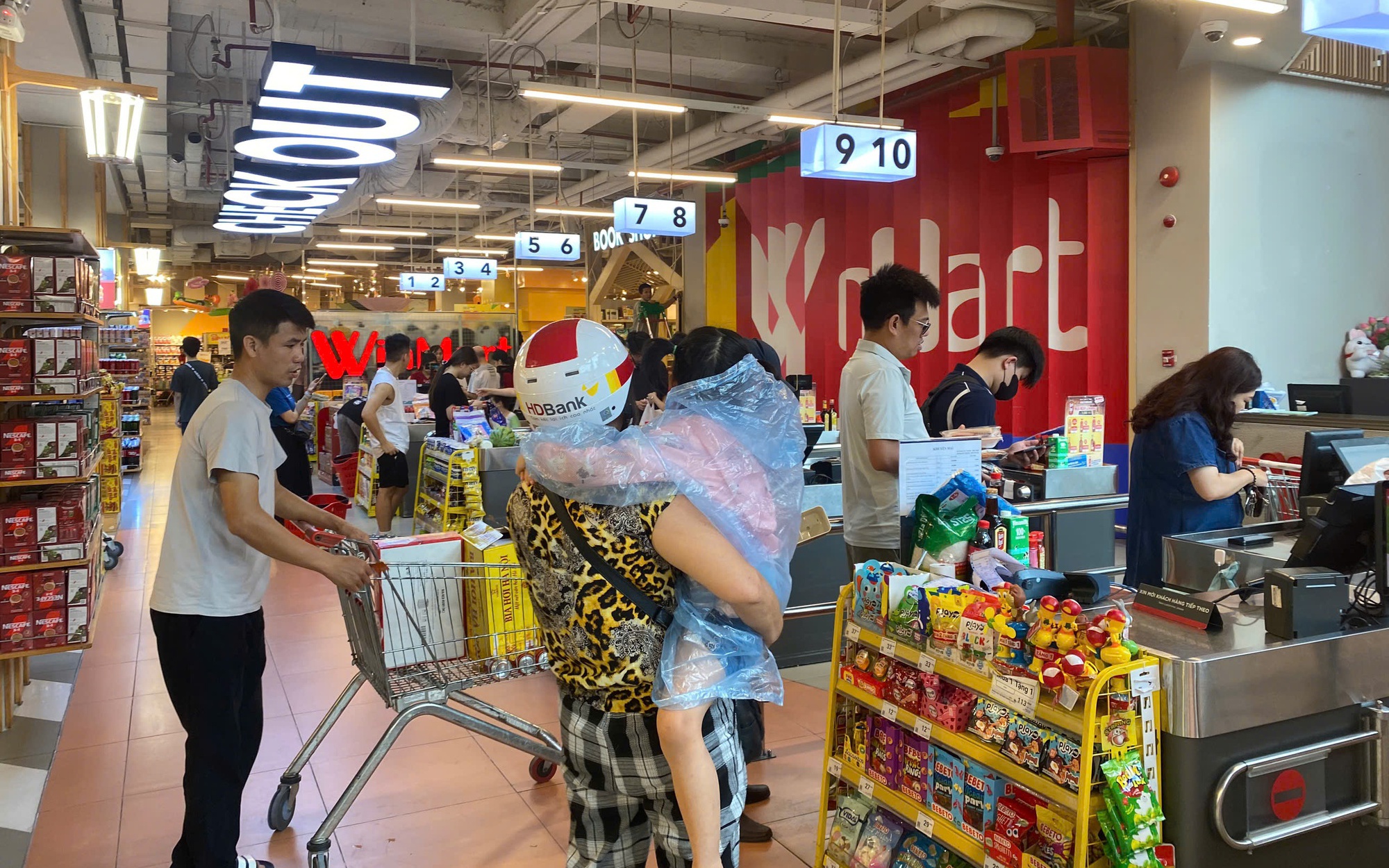 Bão Wipha: Người dân "đội mưa" đi mua thực phẩm, sức mua có siêu thị tăng tới 200%