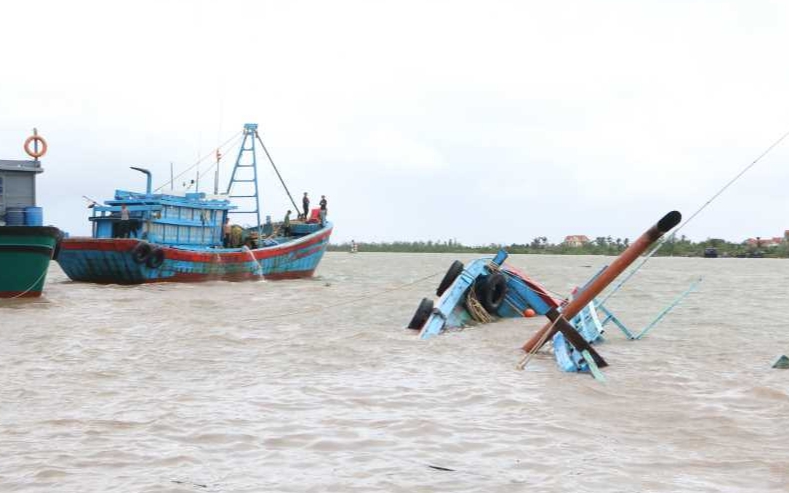 Đắm tàu có 4 thuyền viên trong đêm tại Quảng Ninh