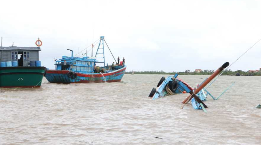 Tàu cá đắm ở Quảng Yên khiến 4 thuyền viên thoát nạn trong đêm bão - Ảnh 1.
