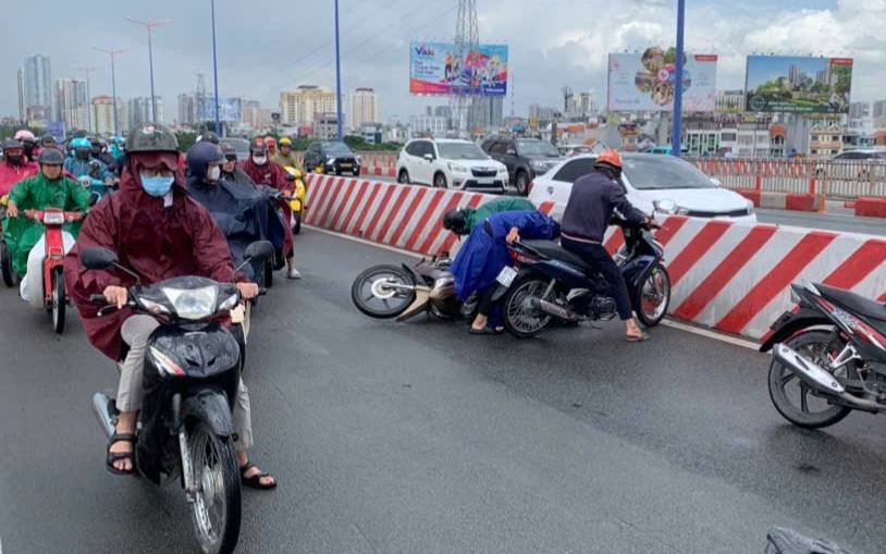 Chỉ vài phút, hàng chục người té ngã trên cầu Sài Gòn