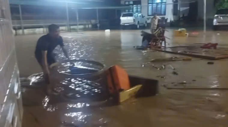 VIDEO: Nước lũ cuồn cuộn cuốn trôi nhiều nhà cửa, tài sản của người dân trong đêm- Ảnh 2.