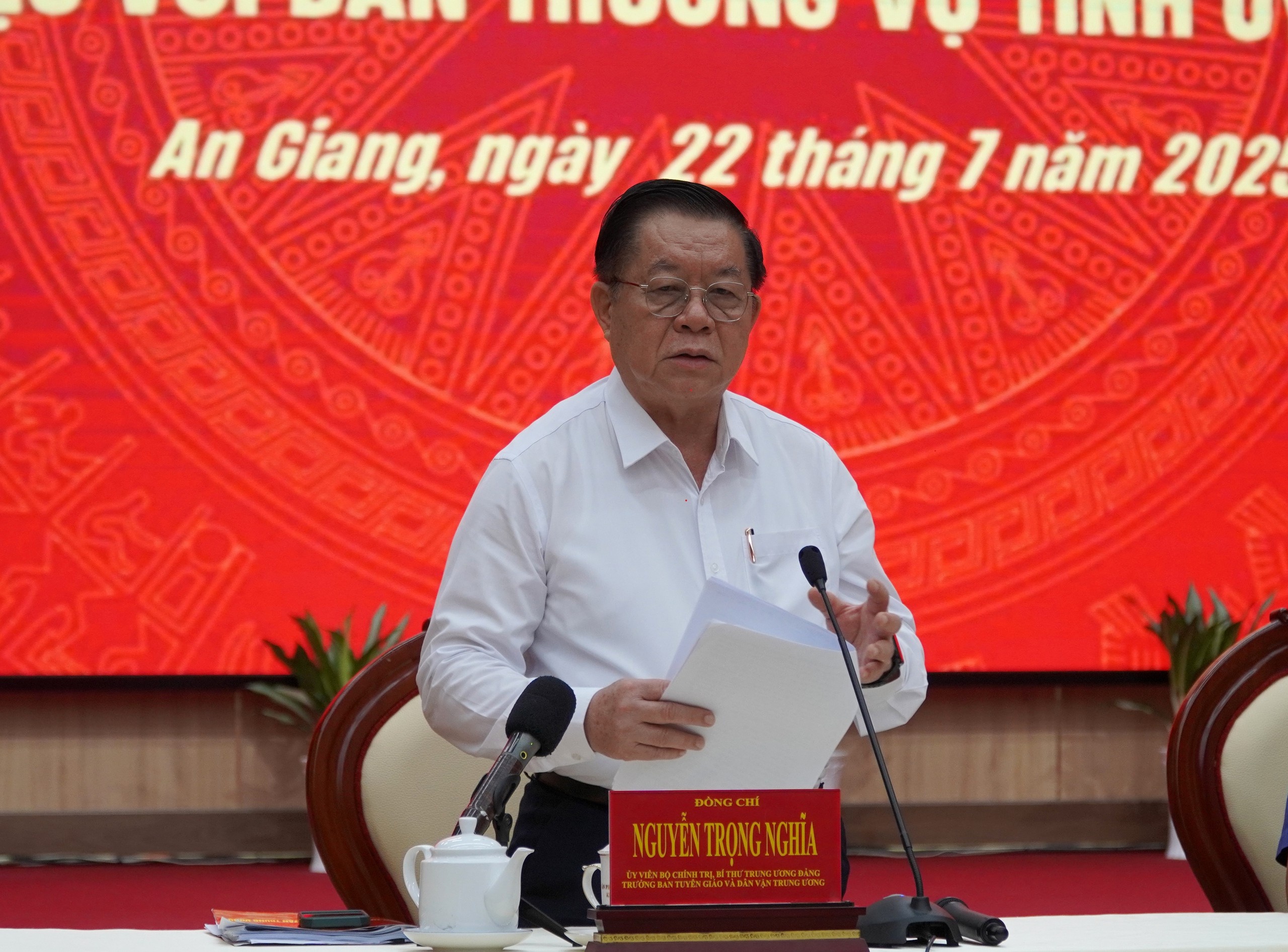 Trưởng Ban Tuy&ecirc;n gi&aacute;o v&agrave; D&acirc;n vận Trung ương l&agrave;m việc với Tỉnh ủy An Giang- Ảnh 1.
