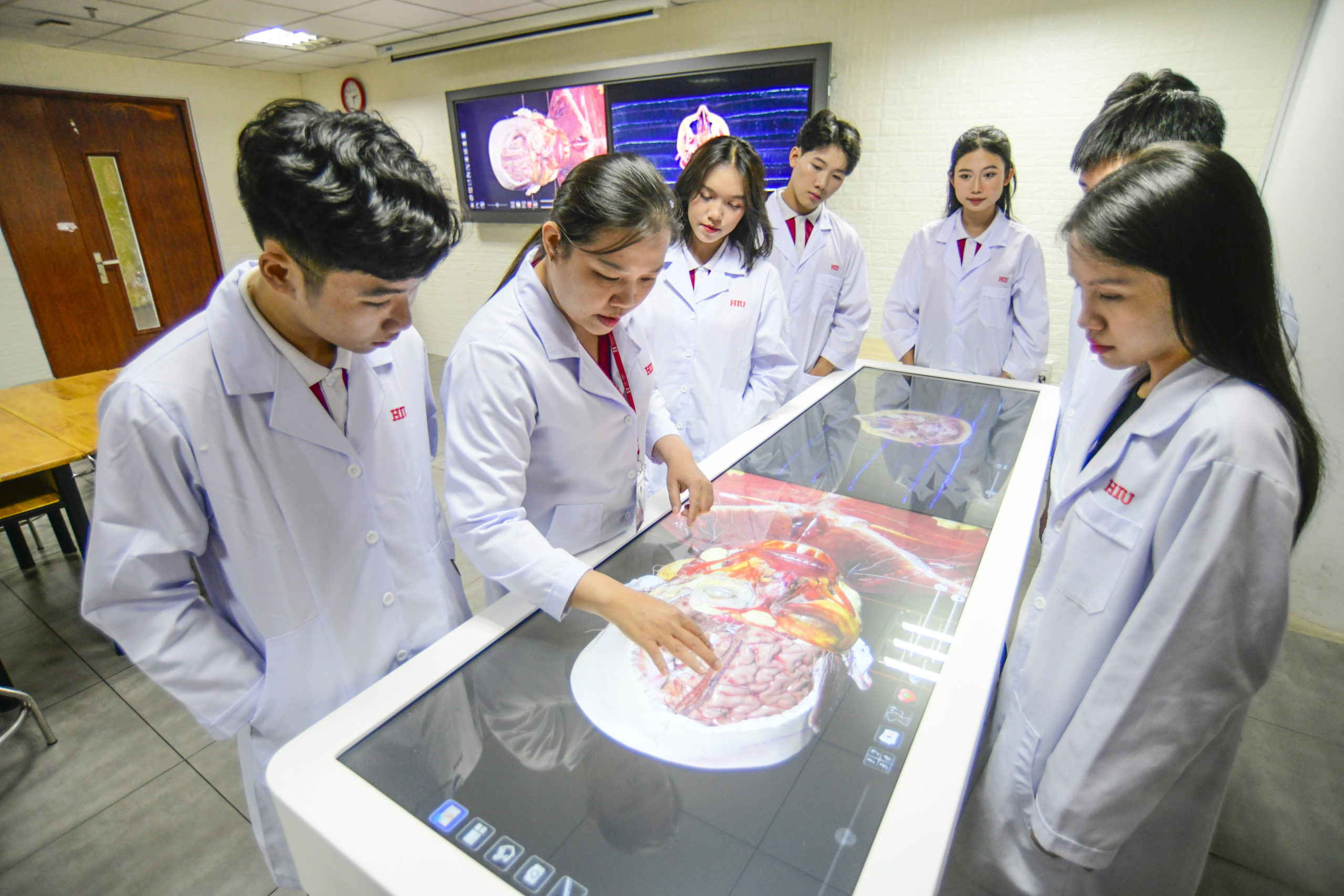 Trường ĐH Quốc tế Hồng Bàng công bố điểm sàn nhóm ngành sức khỏe - Ảnh 1.