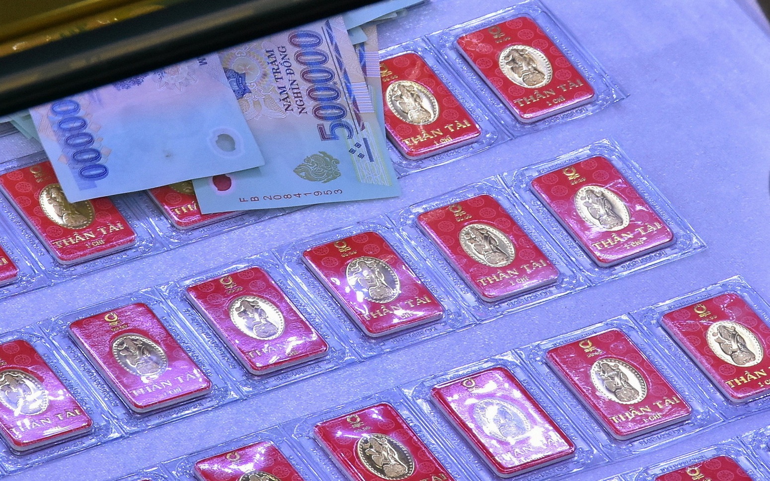 Giá vàng miếng SJC gây bất ngờ- Ảnh 1.