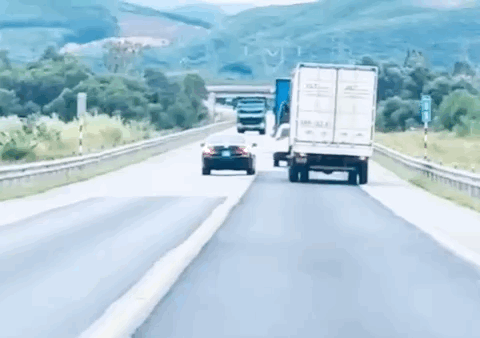 VIDEO: T&agrave;i xế xe biển xanh vượt ẩu tr&ecirc;n cao tốc- Ảnh 1.