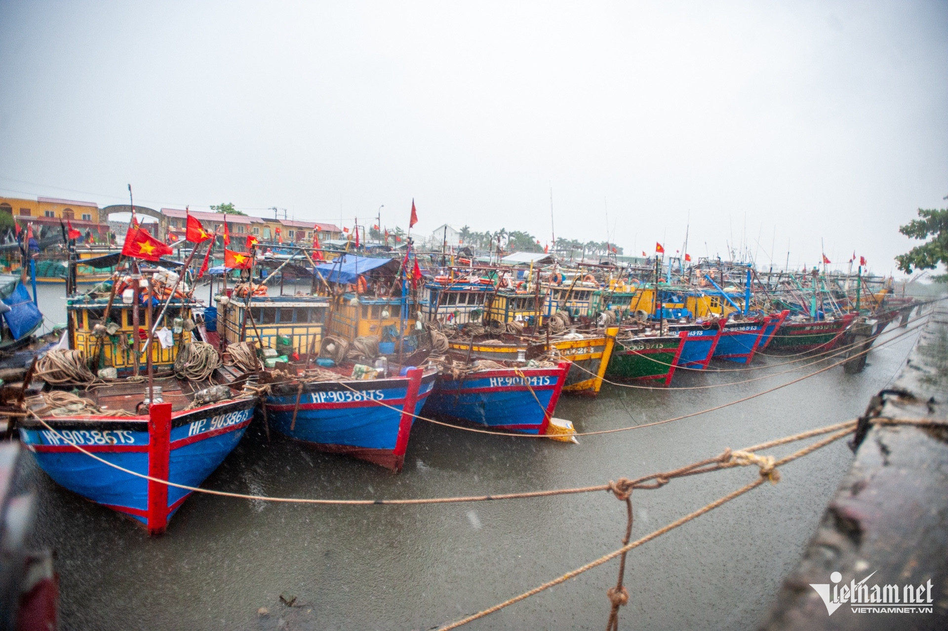 Chủ nh&agrave; h&agrave;ng Đồ Sơn gia cố ứng ph&oacute; b&atilde;o Wipha với tường gỗ v&agrave; l&ocirc; cốt - Ảnh 2.
