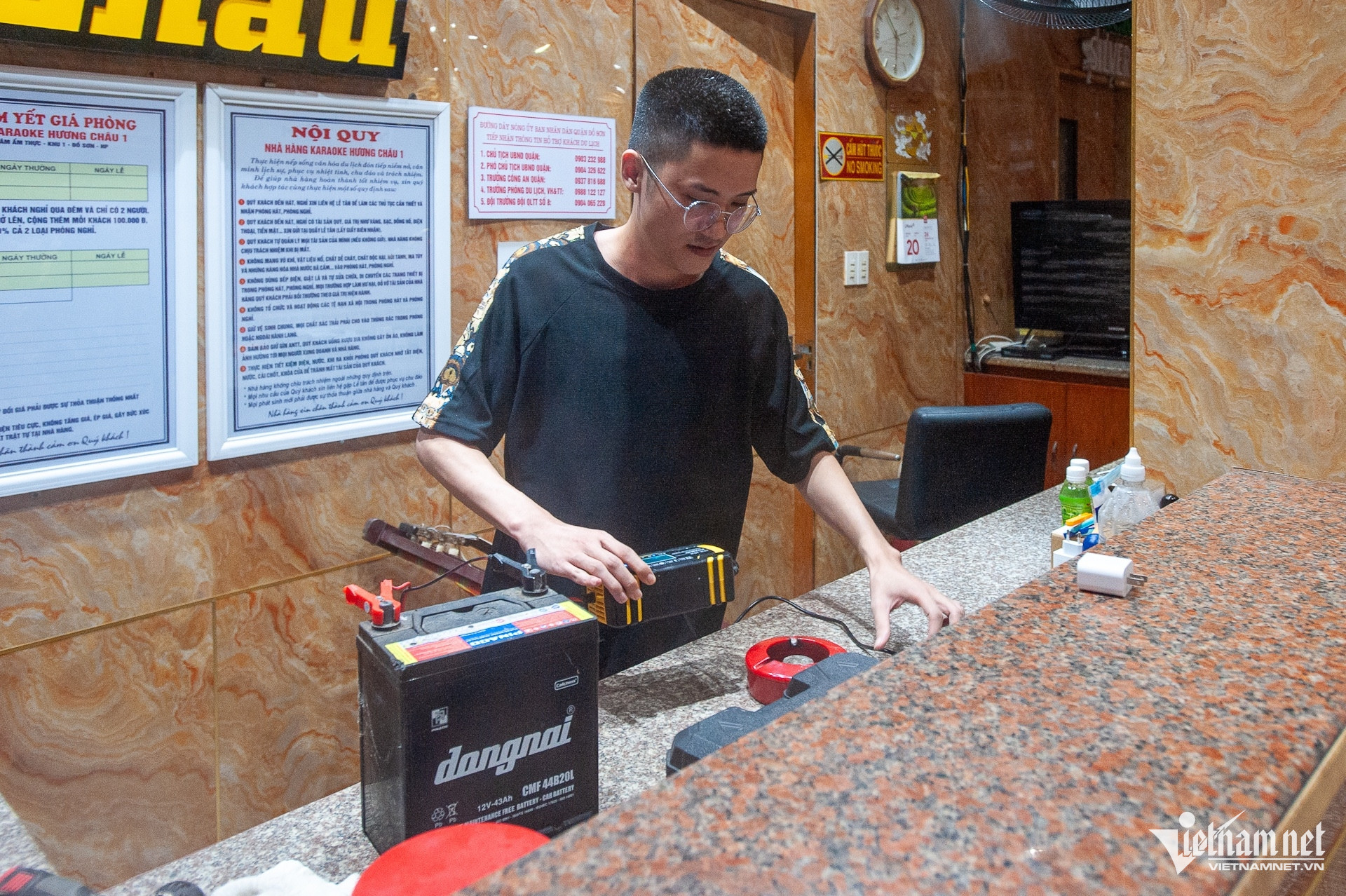Chủ nh&agrave; h&agrave;ng Đồ Sơn gia cố ứng ph&oacute; b&atilde;o Wipha với tường gỗ v&agrave; l&ocirc; cốt - Ảnh 12.