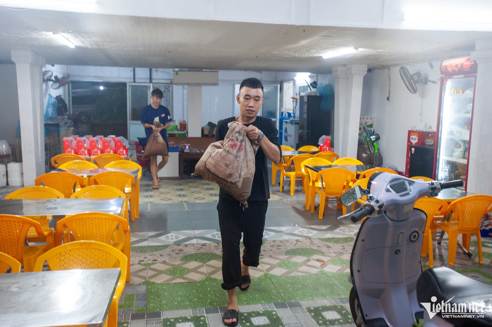 Chủ nh&agrave; h&agrave;ng Đồ Sơn gia cố ứng ph&oacute; b&atilde;o Wipha với tường gỗ v&agrave; l&ocirc; cốt - Ảnh 14.
