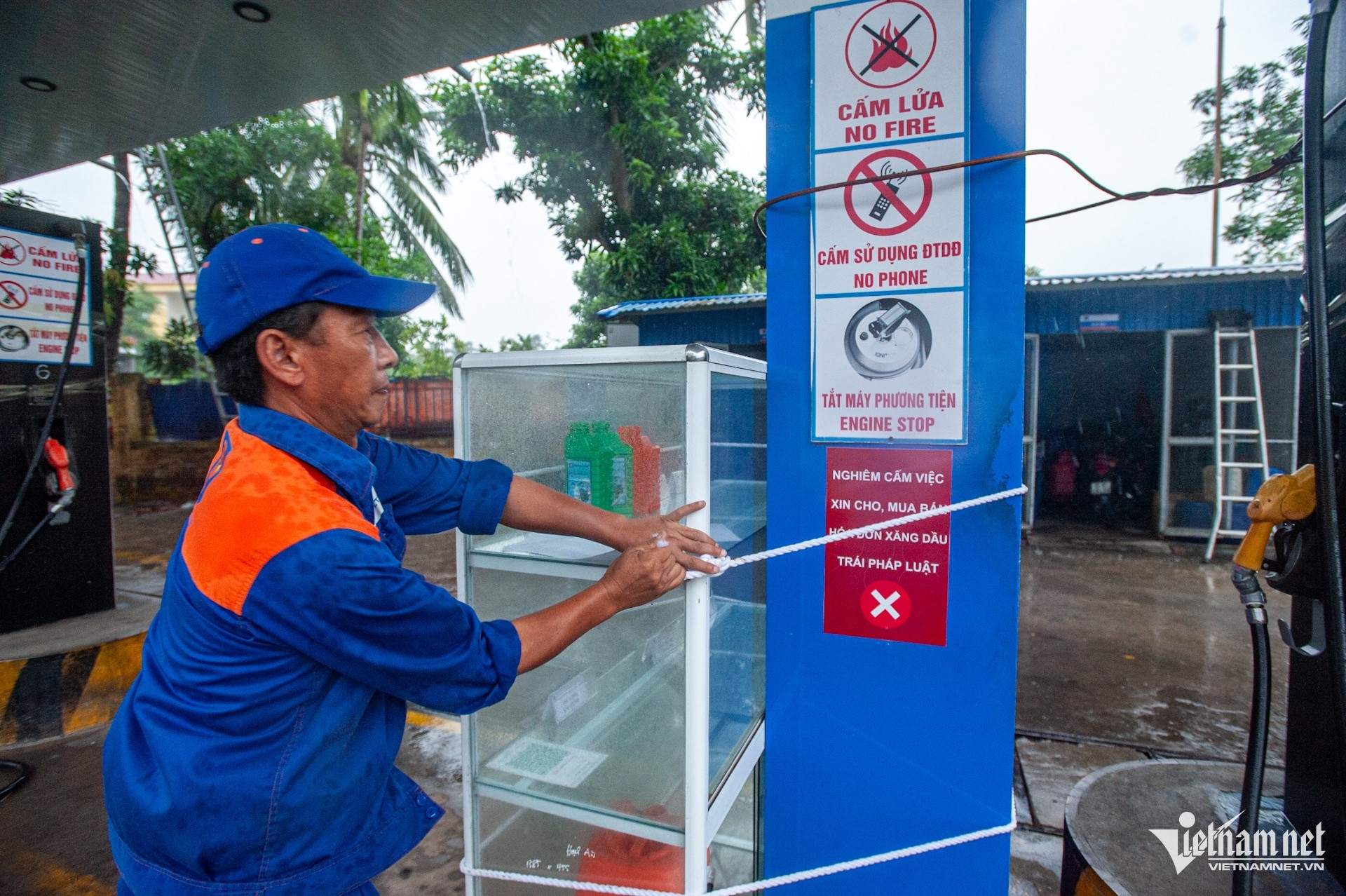 Chủ nh&agrave; h&agrave;ng Đồ Sơn gia cố ứng ph&oacute; b&atilde;o Wipha với tường gỗ v&agrave; l&ocirc; cốt - Ảnh 13.
