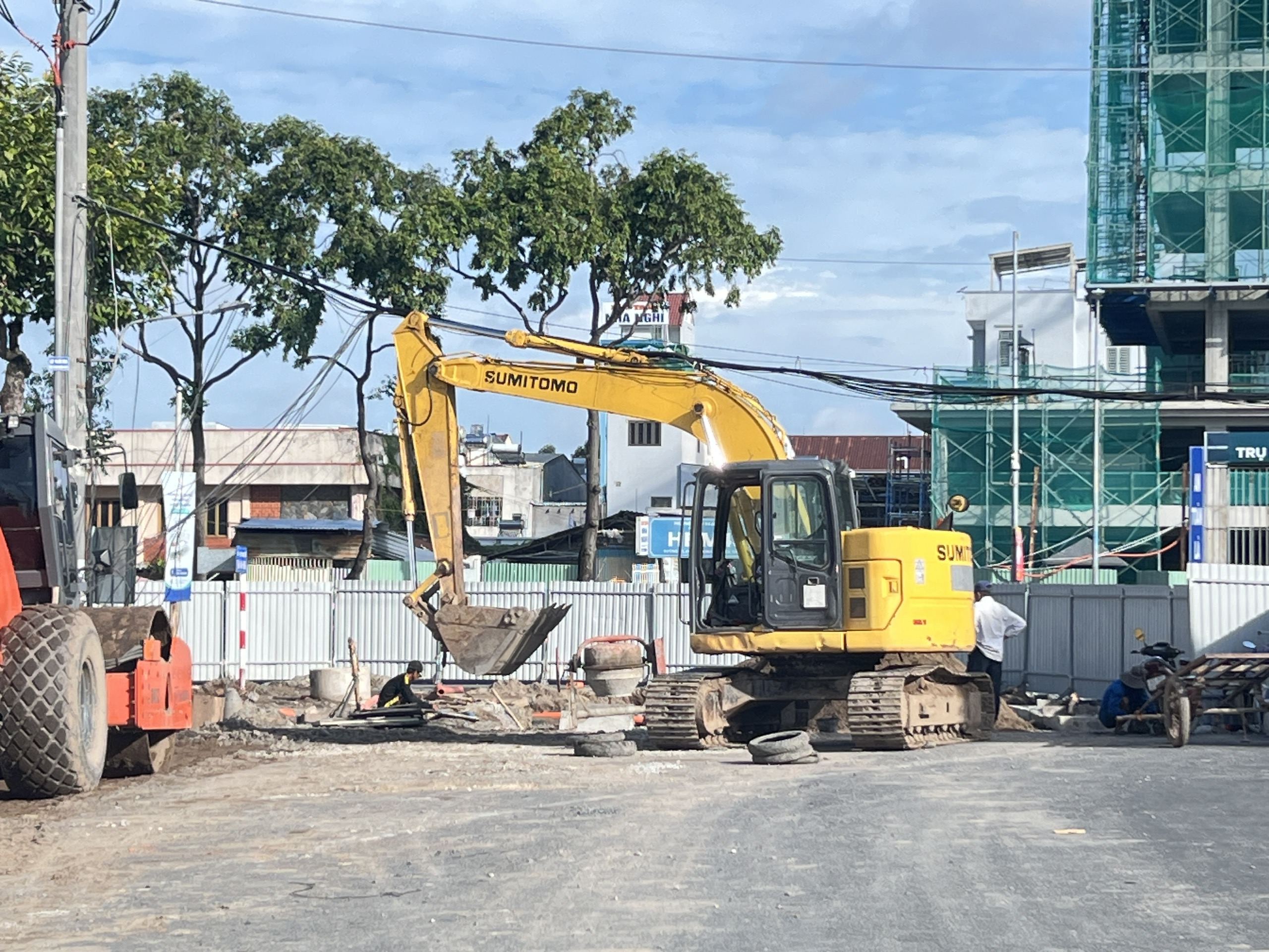 Dự án nâng cấp đoạn đường ngắn gần 50 tỉ đồng ở Cần Thơ: Lỗi hẹn vì phải di dời trụ điện - Ảnh 1.