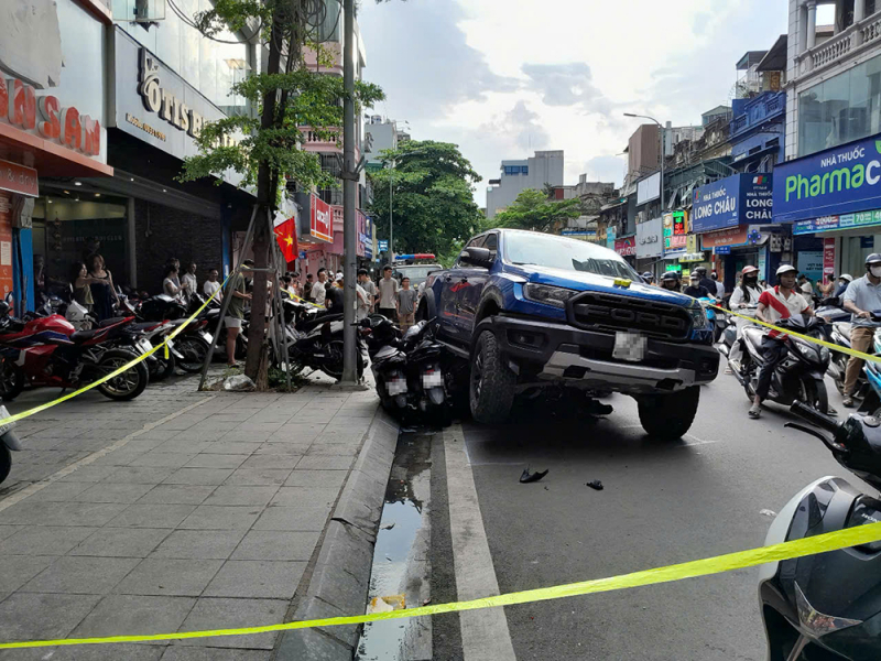 Vụ tai nạn &Ocirc; t&ocirc; b&aacute;n tải l&ugrave;i t&ocirc;ng h&agrave;ng loạt xe m&aacute;y Tại H&agrave; Nội - Ảnh 1.