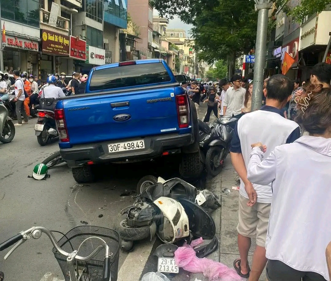 &Ocirc; t&ocirc; b&aacute;n tải l&ugrave;i t&ocirc;ng h&agrave;ng loạt xe m&aacute;y, cuốn người xuống gầm xe- Ảnh 2.