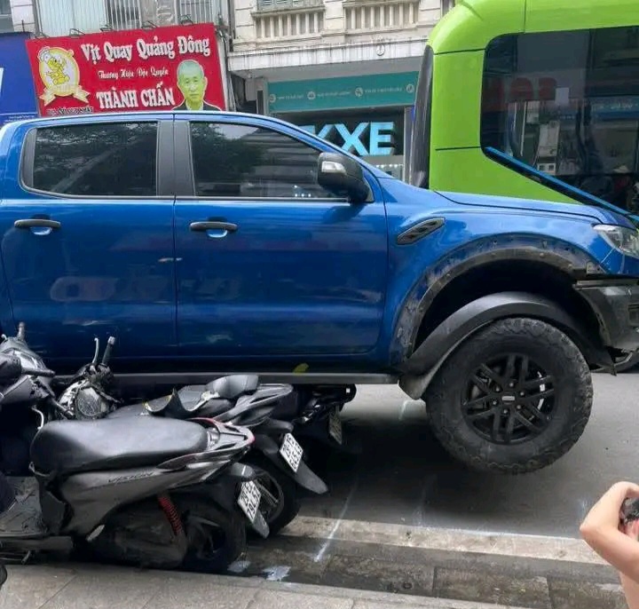 &Ocirc; t&ocirc; b&aacute;n tải l&ugrave;i t&ocirc;ng h&agrave;ng loạt xe m&aacute;y, cuốn người xuống gầm xe- Ảnh 3.