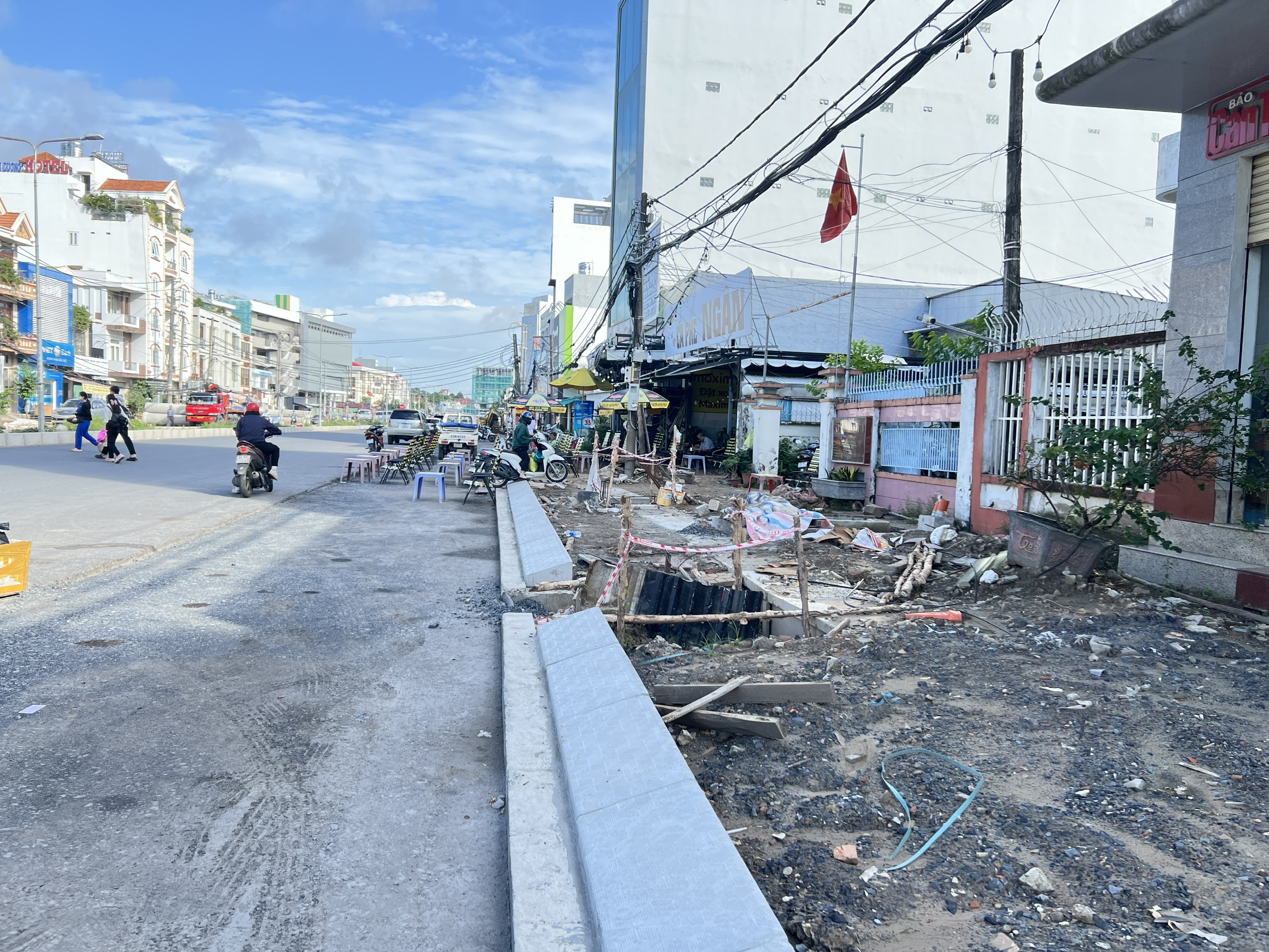 Dự án nâng cấp đoạn đường ngắn gần 50 tỉ đồng ở Cần Thơ: Lỗi hẹn vì phải di dời trụ điện - Ảnh 10.