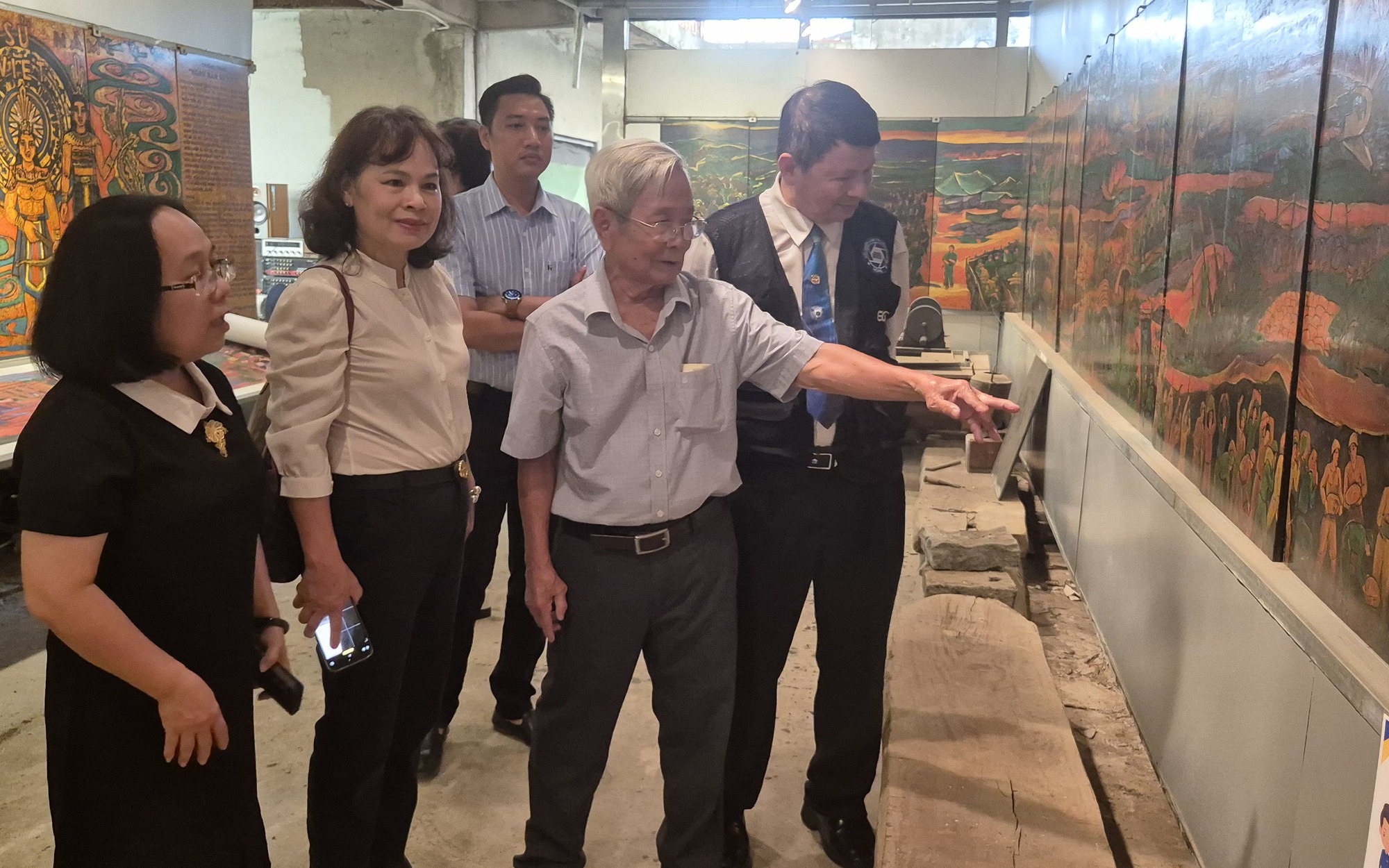 Họa sĩ Quách Phong, nhà văn Đoàn Minh Tuấn… được thăm, tri ân