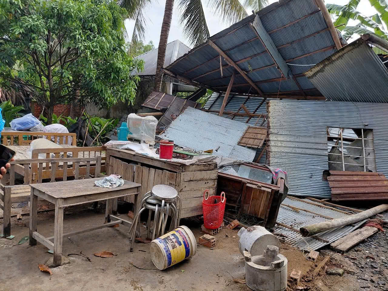 Lốc xo&aacute;y kinh ho&agrave;ng qu&eacute;t qua x&atilde; Ba Ch&uacute;c ở An Giang g&acirc;y thiệt hại nặng - Ảnh 3.