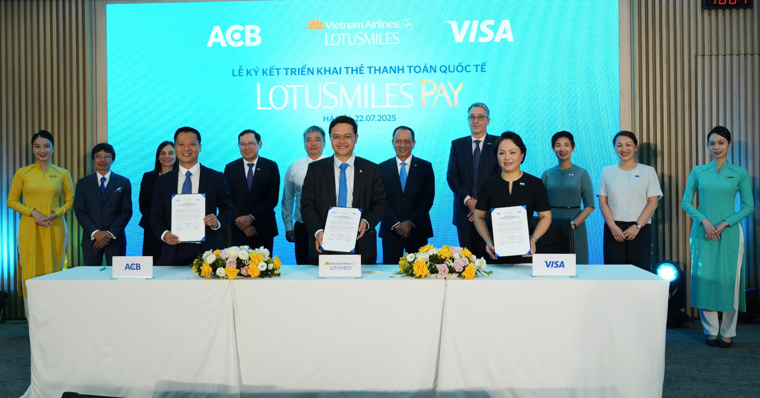 Vietnam Airlines "bắt tay" ACB v&agrave; Visa ra mắt thẻ hội vi&ecirc;n t&iacute;ch hợp thanh to&aacute;n Lotusmiles Pay- Ảnh 1.