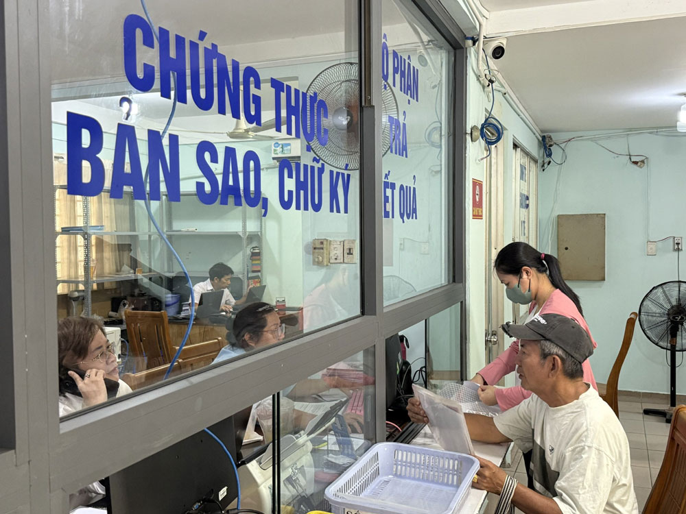 Giảm áp lực sao y , chứng thực cho người dân tại TP HCM - Ảnh 1.
