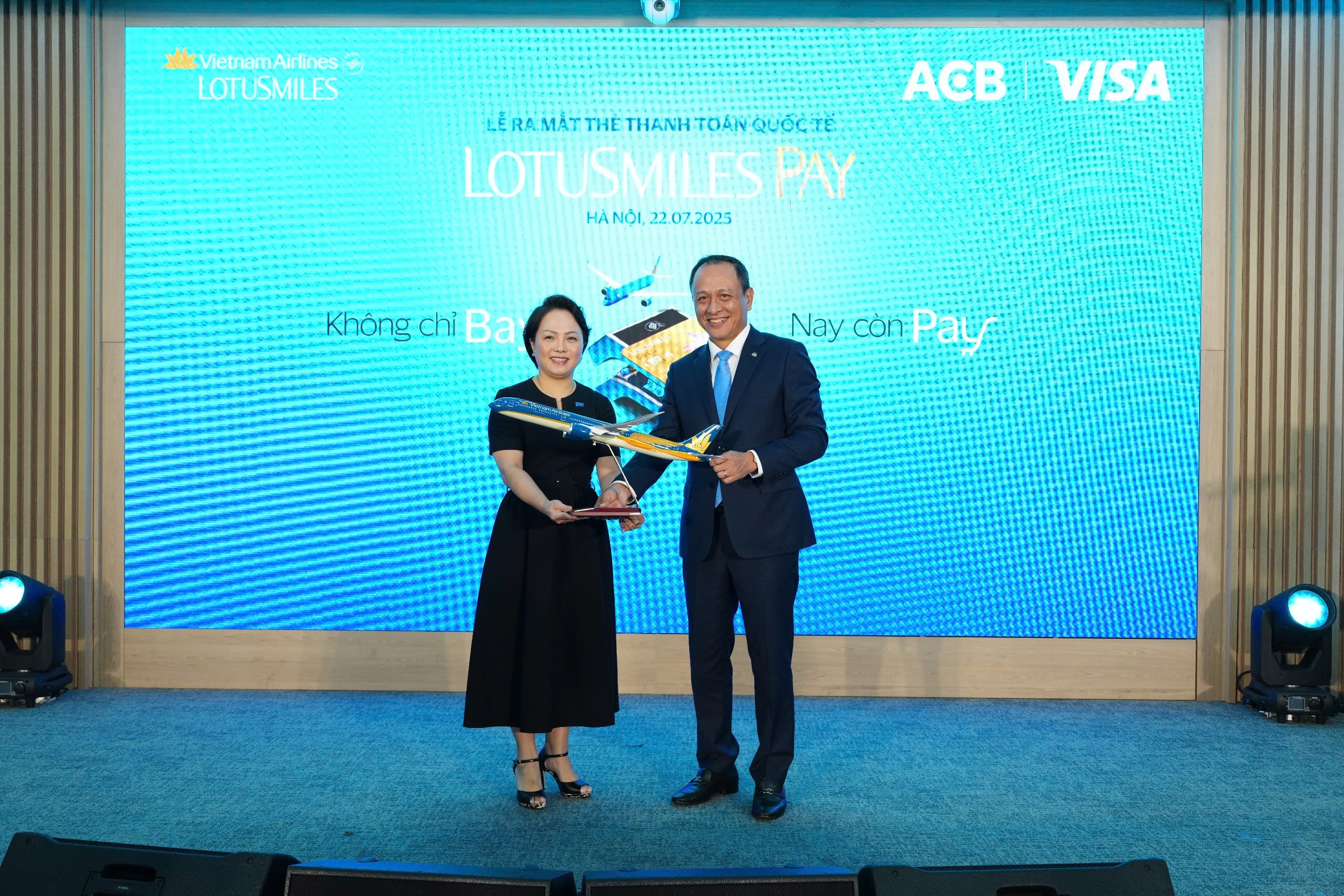 Vietnam Airlines "bắt tay" ACB v&agrave; Visa ra mắt thẻ hội vi&ecirc;n t&iacute;ch hợp thanh to&aacute;n Lotusmiles Pay- Ảnh 4.
