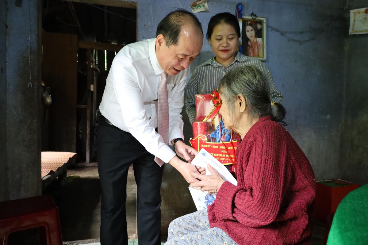 Lãnh đạo TP Đà Nẵng thăm tặng quà người có công nhân Ngày Thương binh Liệt sĩ - Ảnh 4.