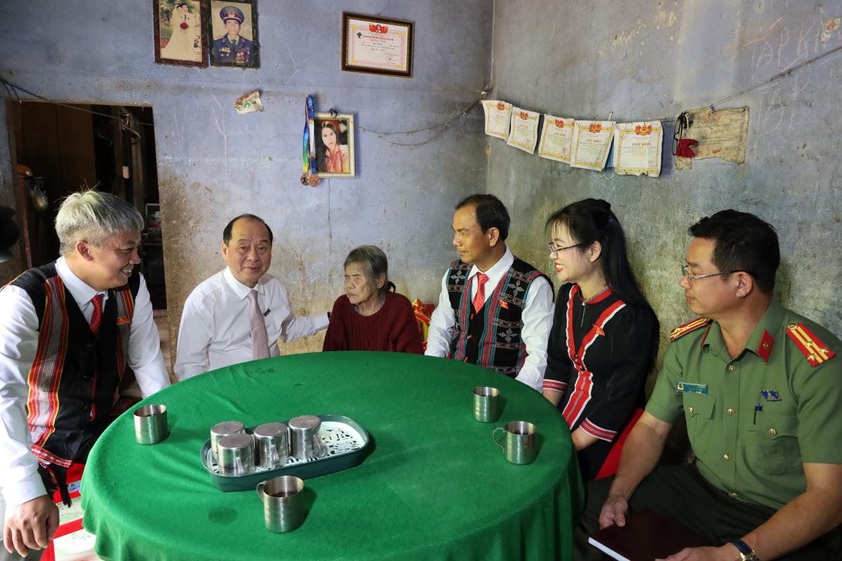 Lãnh đạo TP Đà Nẵng thăm tặng quà người có công nhân Ngày Thương binh Liệt sĩ - Ảnh 3.