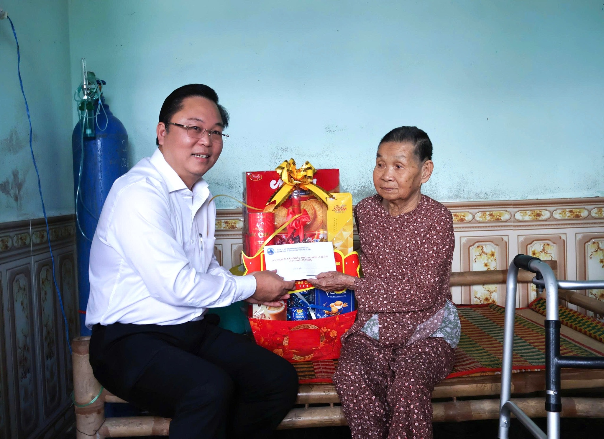 Lãnh đạo TP Đà Nẵng thăm tặng quà người có công nhân Ngày Thương binh Liệt sĩ - Ảnh 2.